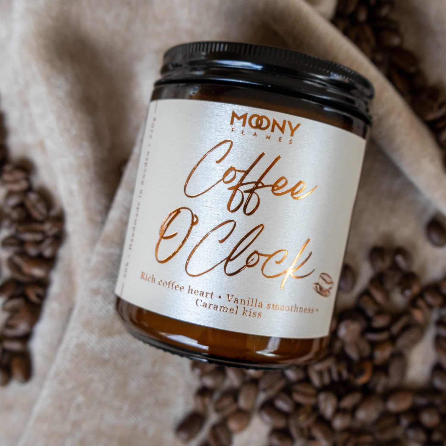 Handgjort doftljus från Sverige med kaffedoft omgivet av kaffebönor – Coffee O’Clock, ett bra doftljus för slow living och mysiga morgnar