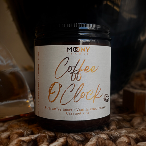 Handgjort doftljus Coffee O’Clock från Moony Flames med doft av kaffe, vanilj och karamell i varm, mörk och mysig miljö