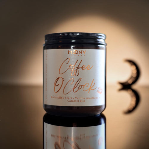 Coffee O'Clock är ett handgjort doftljus från Moony Flames med doft av nybryggt kaffe, krämig vanilj och karamell som skapar känslan av en lugn morgon och dagens första kopp kaffe.