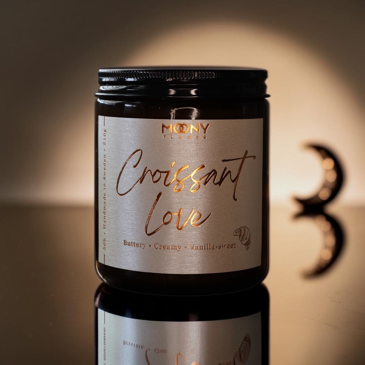 Croissant Love är ett handgjort doftljus från Moony Flames, inspirerat av långsamma morgnar med nybakade croissanter, smöriga bakverk och den första koppen kaffe.