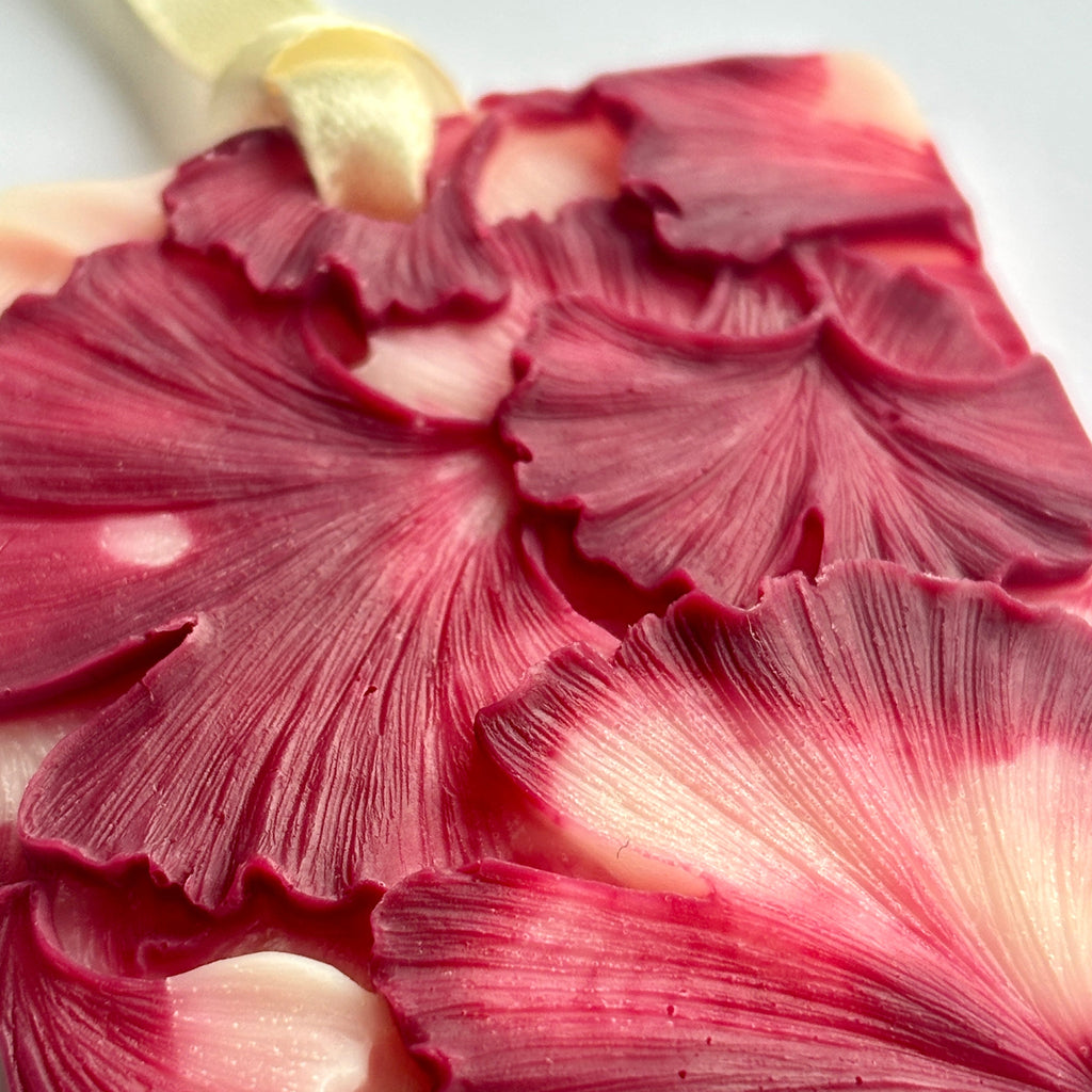 Detaljbild av dofthängare Black Orchid med noter av orkidé, bergamott och sandelträ.