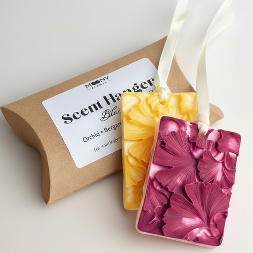 Dofthängare från Moony Flames – handgjord luftfräschare för bil, garderob och små utrymmen i doften Orchid & Bergamot.