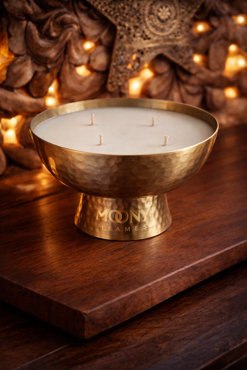 Golden Ritual doftljus från Moony Flames – ett handgjort statement-ljus i hamrad mässing med flera vekar, skapat för lugna ritualer och stämningsfulla stunder.