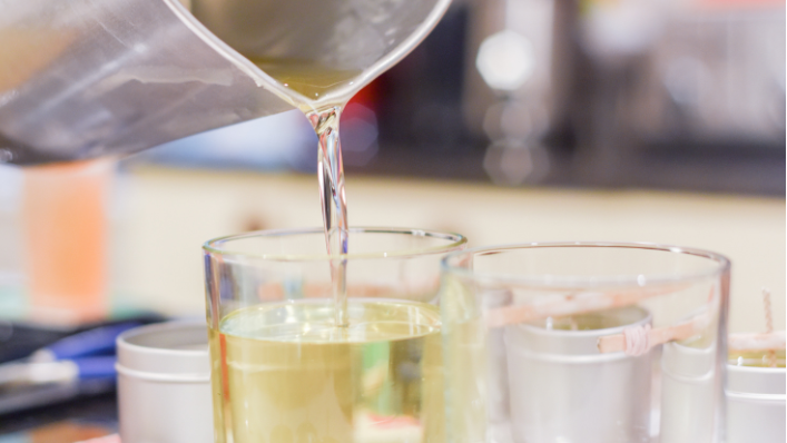 Handgjutning av doftljus i Småland. Smält svenskt sojavax hälls för hand i glas hos Moony Flames, ett svenskt varumärke som tillverkar handgjorda doftljus.
