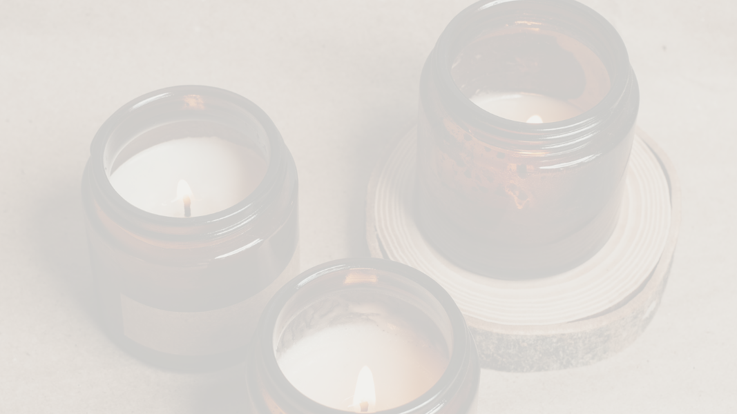 Tre handgjorda doftljus i svenskt sojavax från Moony Flames, arrangerade på ett träbord för en varm och mysig känsla.