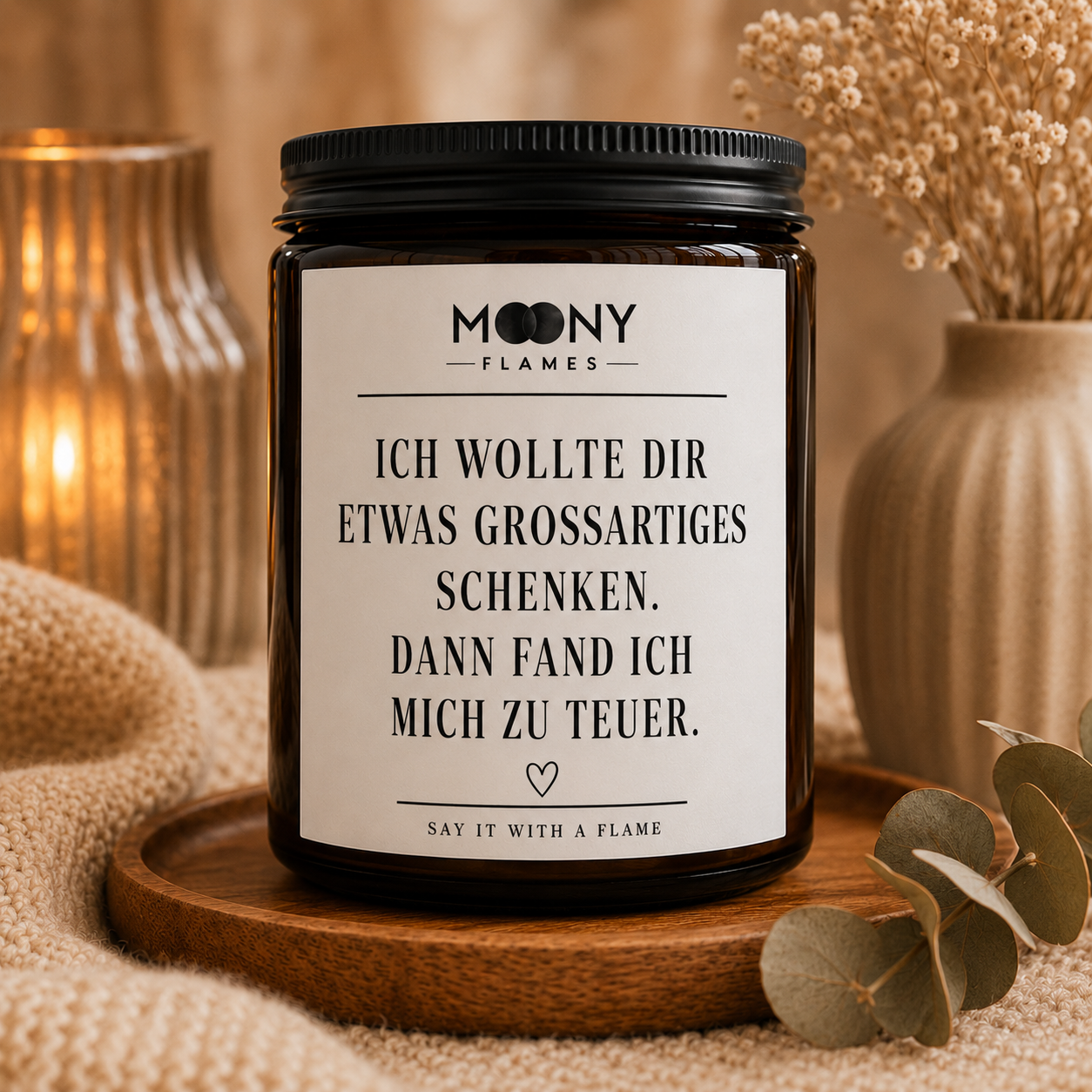 Personalisierte Duftkerze mit eigenem Text und lustigem Spruch. Handgefertigte Sojawachskerze aus Schweden – individuelles Geschenk für Geburtstage, Freunde, Partner und besondere Anlässe.
