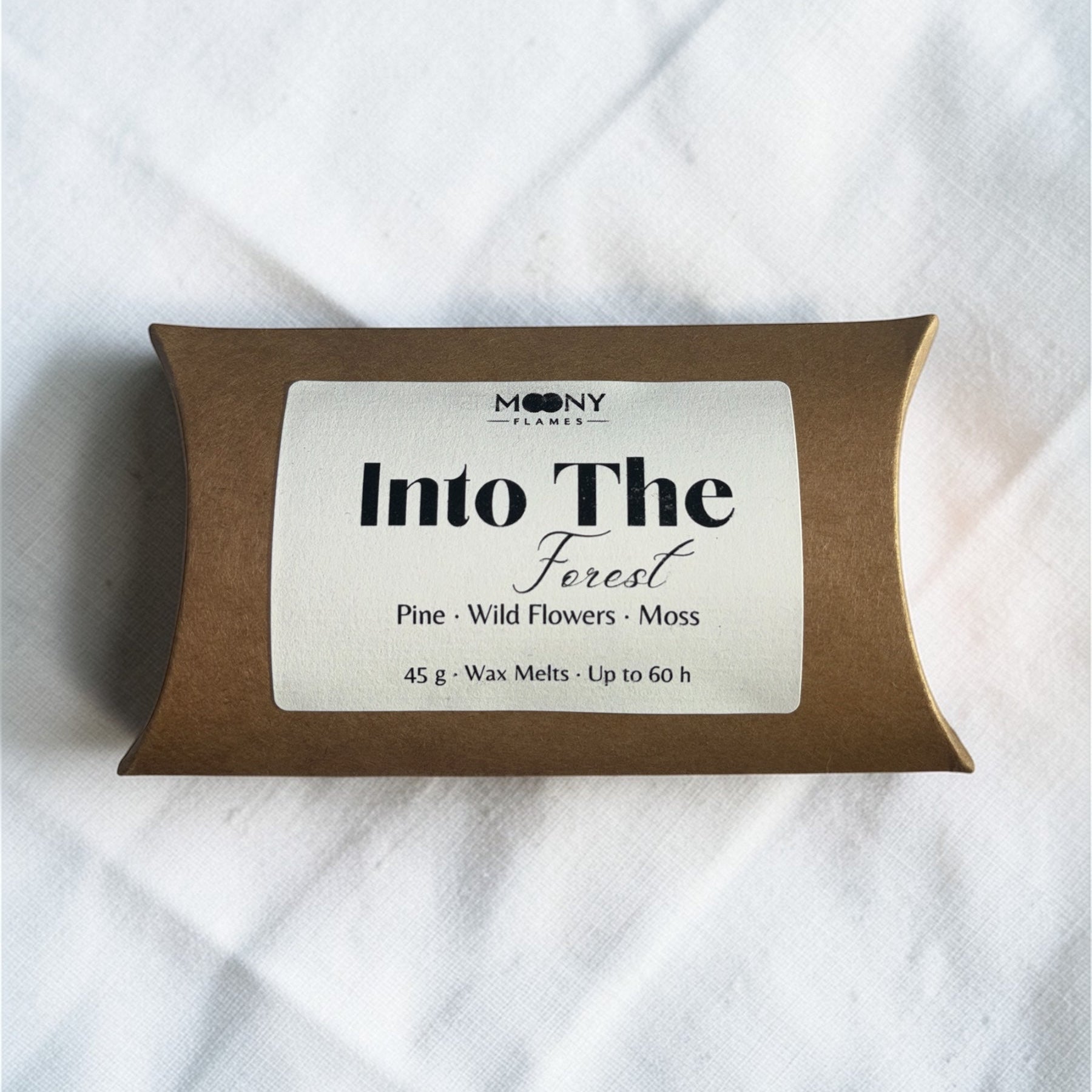 Into The Forest doftvaxpraliner i förpackning – handgjorda wax melts för aromabrännare med doft av tall, vilda blommor och mossa från Moony Flames