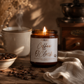 Coffee O’Clock doftljus från Moony Flames med doft av kaffe, vanilj och karamell. Handgjort sojavaxljus från Småland i Sverige, fotograferat med kaffebönor och varm kaffekopp.