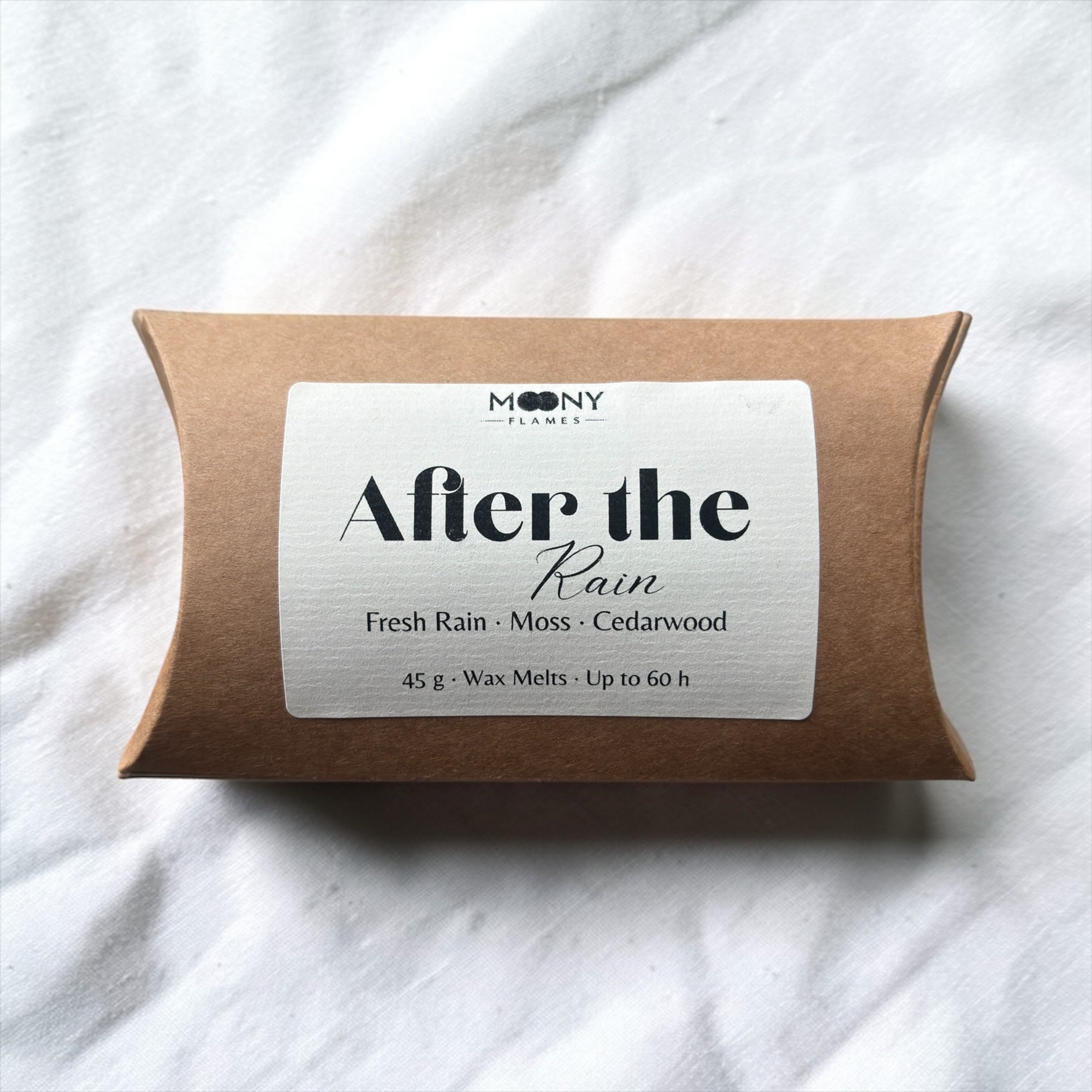 Moony Flames After the Rain doftvax – handgjorda wax melts med doft av friskt regn, mossa och cederträ.