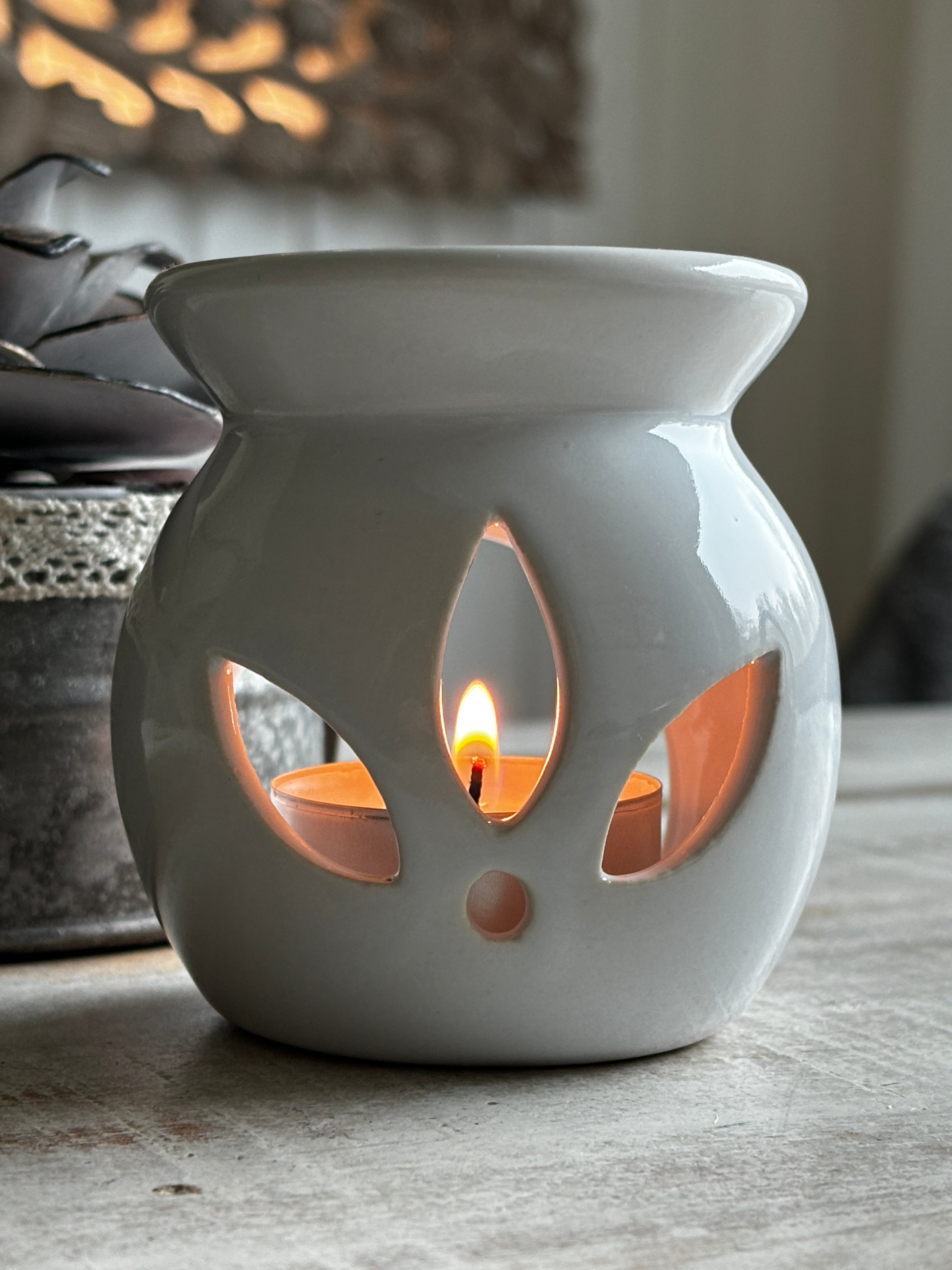 White Lotus aromalampa i vit keramik – liten och elegant doftlampa för doftvax och eteriska oljor, nära