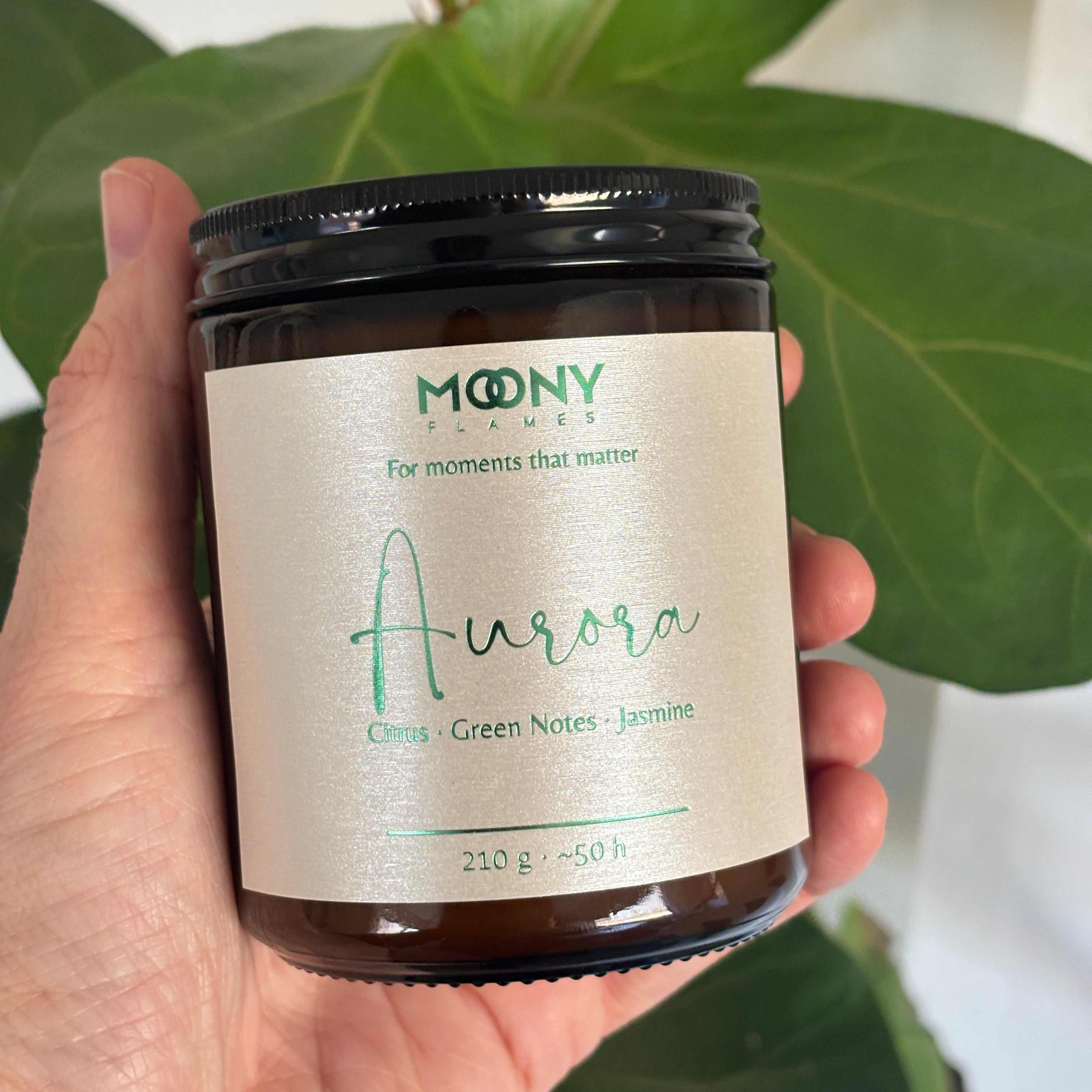 Handgjort doftljus Aurora från Moony Flames i amber glas – veganskt sojavaxljus med citrus, gröna noter och jasmin, tillverkat i Sverige