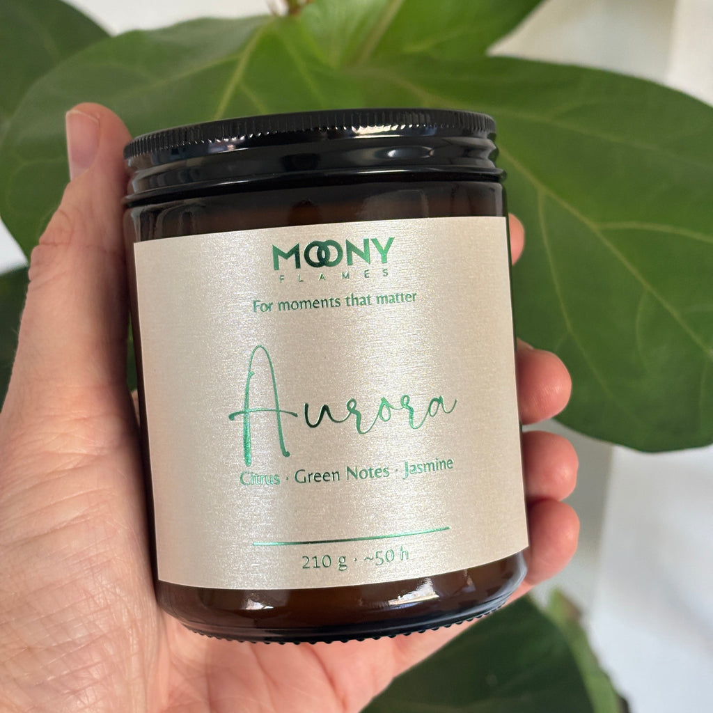 Handgjort doftljus Aurora från Moony Flames i amber glas – veganskt sojavaxljus med citrus, gröna noter och jasmin, tillverkat i Sverige