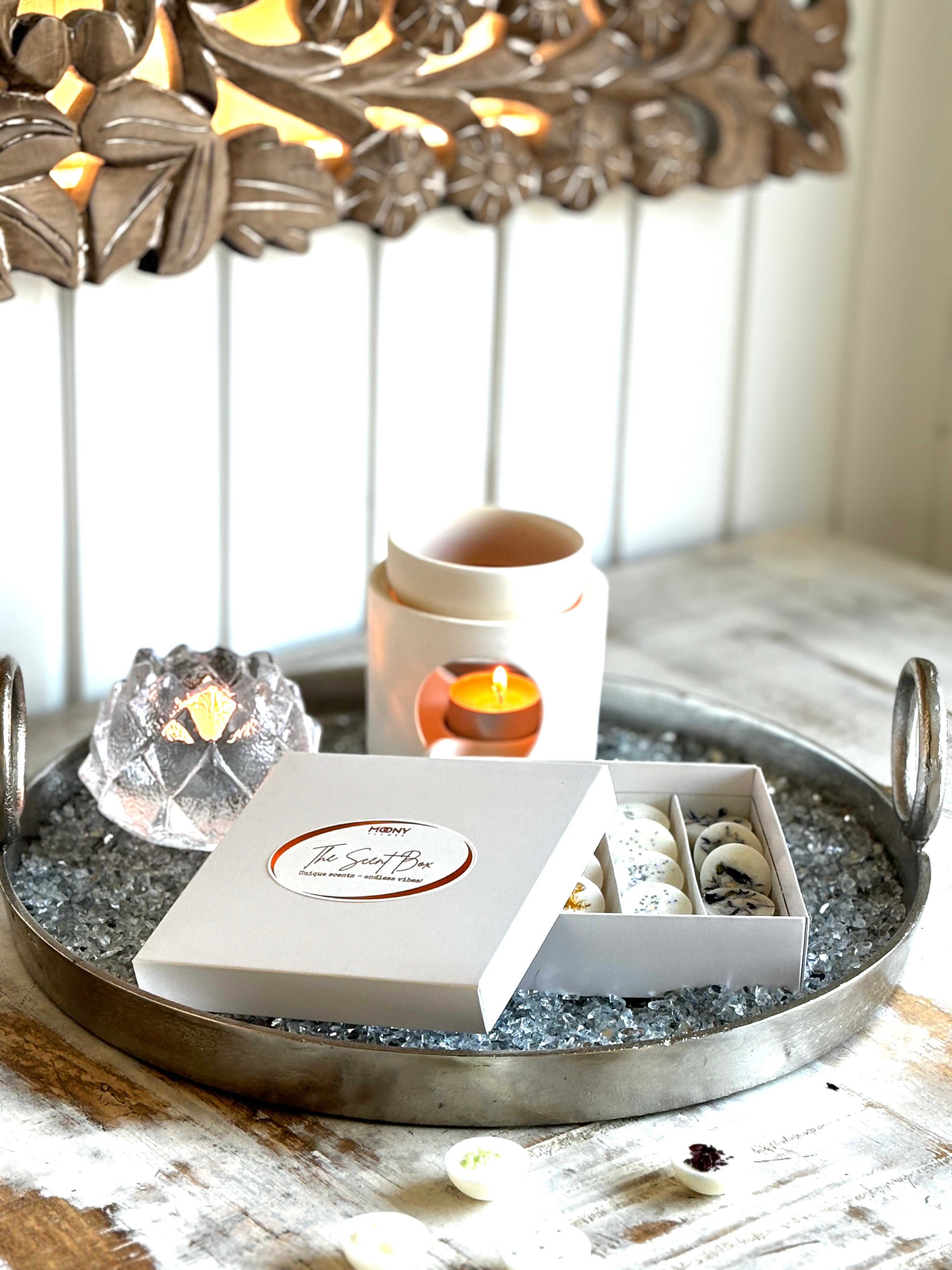 Handgjorda doftvaxer från The Scent Box, dekorerade med ekologiska blommor för en unik doftupplevelse, matsal.