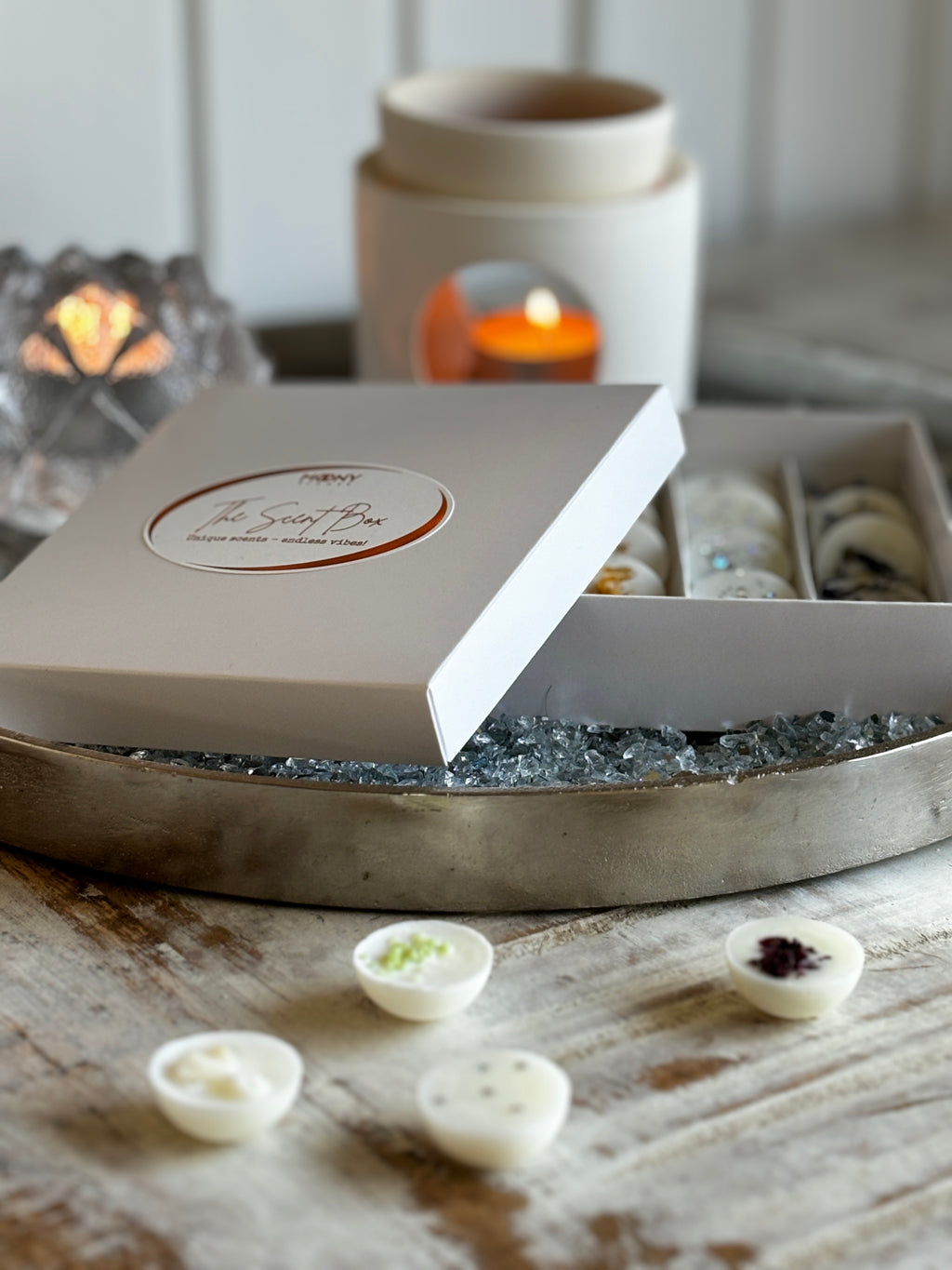 Handgjorda doftvaxer från The Scent Box, dekorerade med ekologiska blommor för en unik doftupplevelse, matsal närbild.