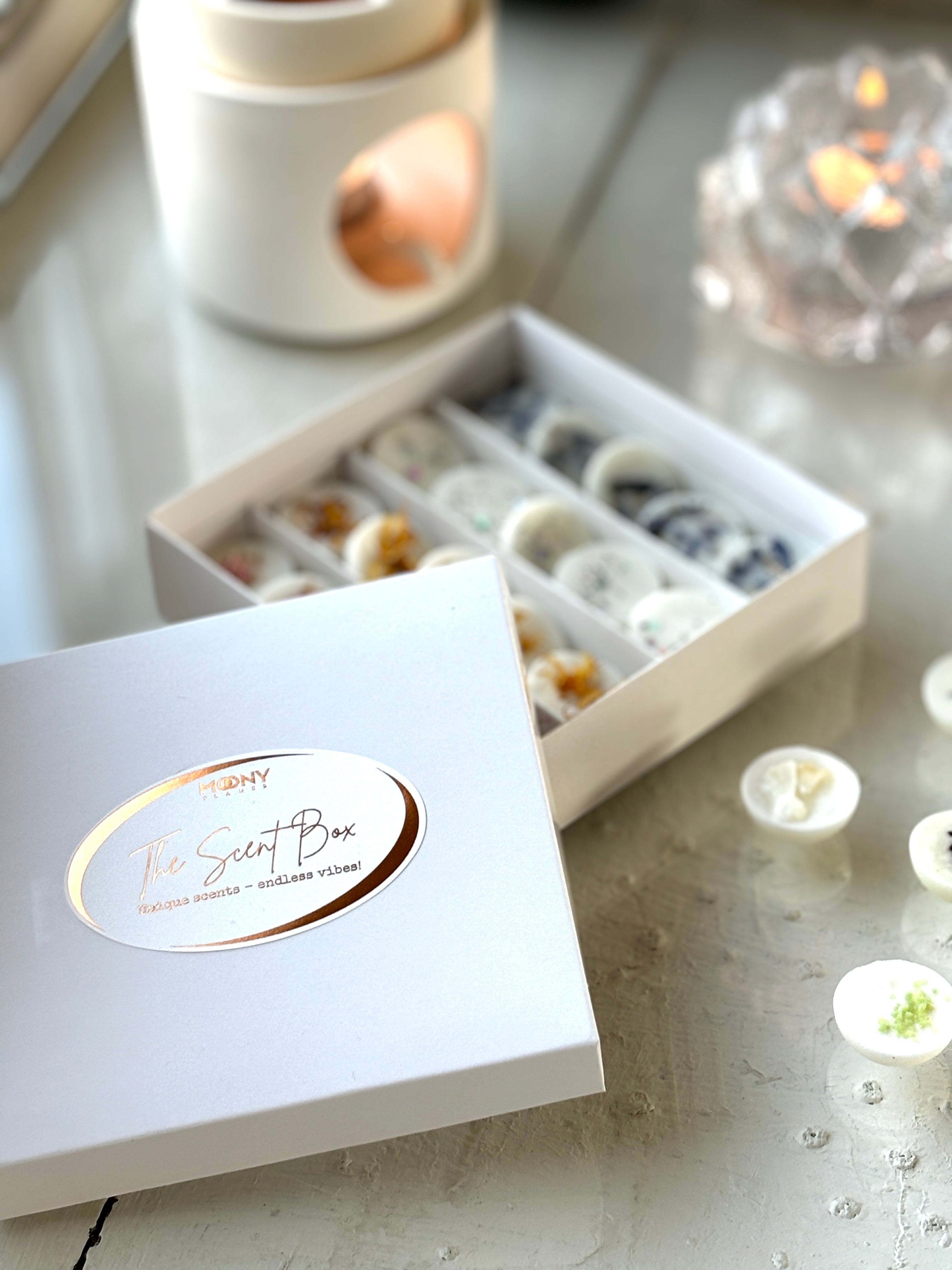 Handgjorda doftvaxer från The Scent Box, dekorerade med ekologiska blommor för en unik doftupplevelse, närbild