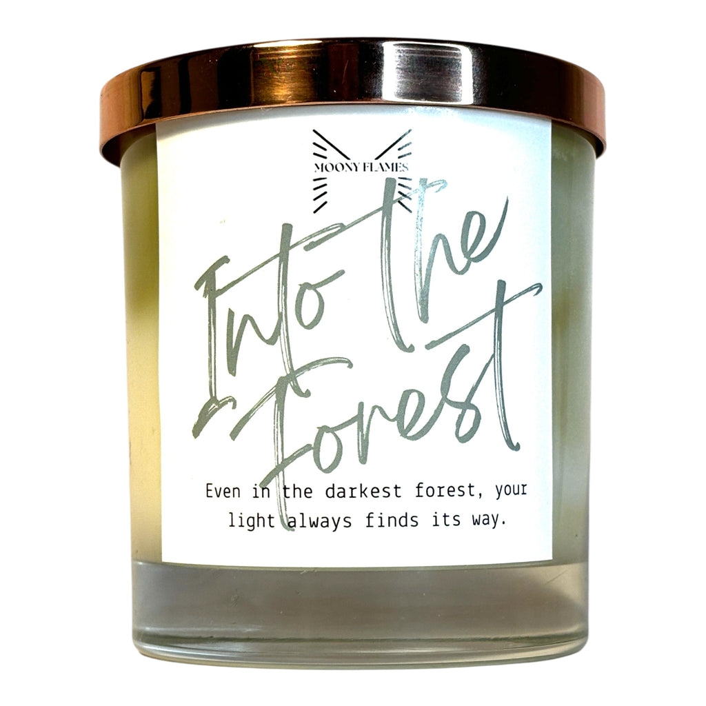 Into the Forest handgjort doftljus med marmorerad design, veganskt och svenskt växtbaserat vax från Moony Flames, träig och jordnära doftupplevelse, framsida.