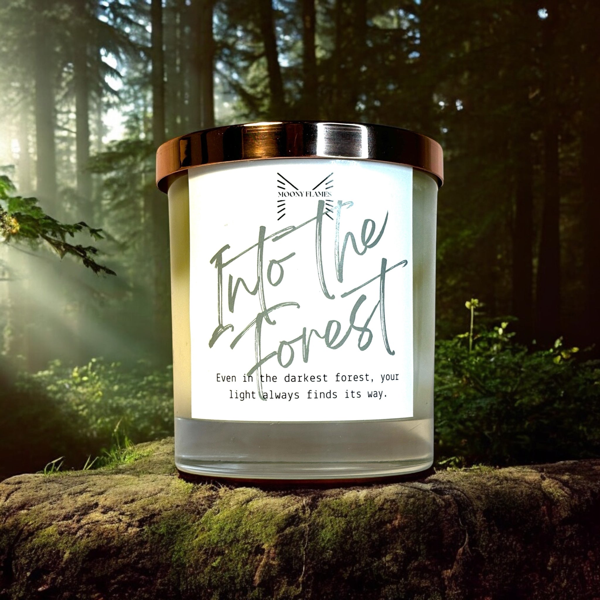Into the Forest handgjort doftljus med marmorerad design, veganskt och svenskt växtbaserat vax från Moony Flames, träig och jordnära doftupplevelse, i skogen.