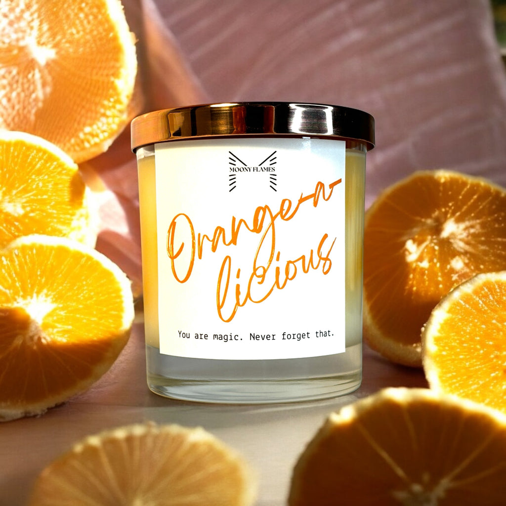 Orange-a-licious handgjort doftljus, marmorerad design med svenskt växtbaserat vax, veganskt och miljövänligt doftljus från Moony Flames, med apelsiner som dekoration.