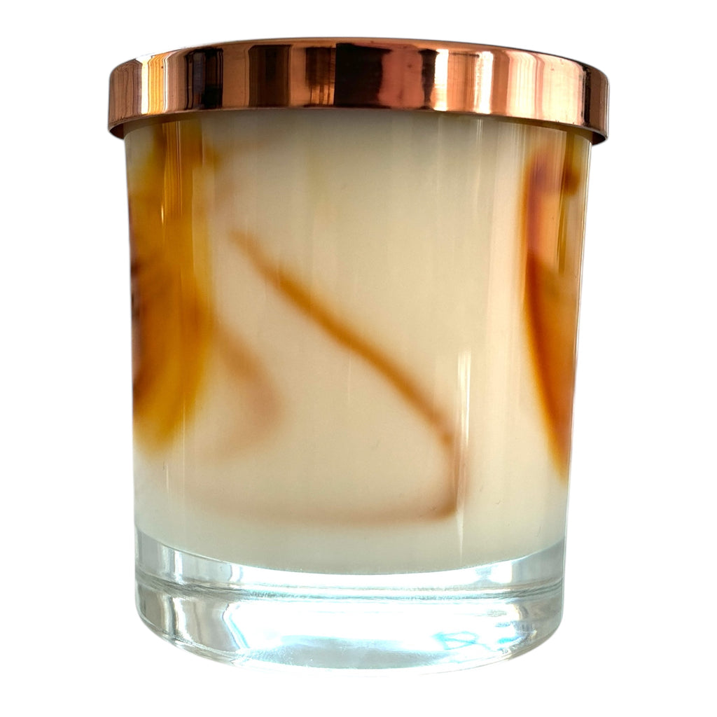 Pillow Talk handgjort doftljus, veganskt, svensktillverkat växtbaserat vax, marmorerat designljus, miljövänligt doftljus, unikt ljus från Moony Flames, baksida.