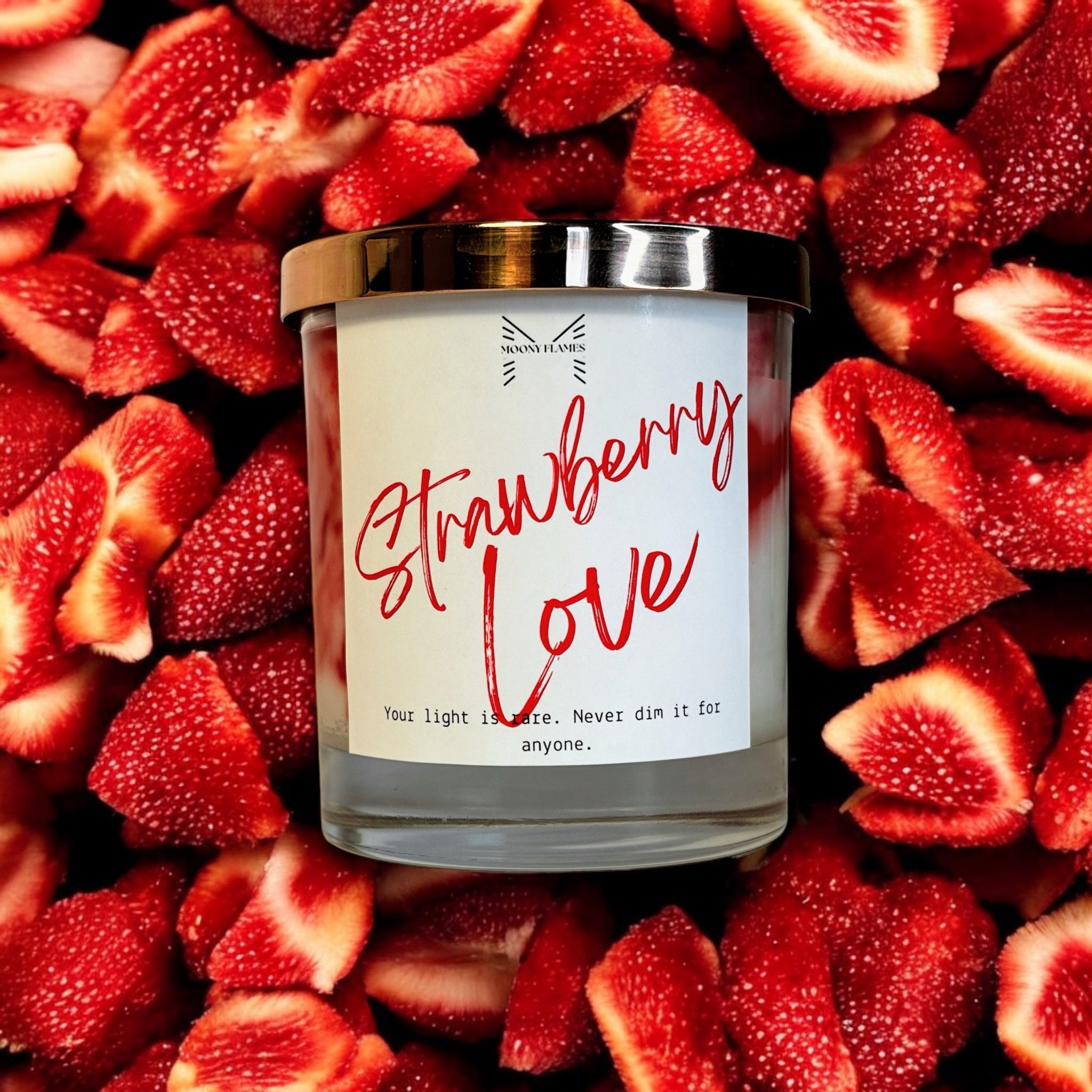 Strawberry Love handgjort doftljus, veganskt, marmorerat designljus med svenskt växtbaserat vax, miljövänligt och unikt doftljus från Moony Flames, med jordgubbar som dekoration runt ljuset.