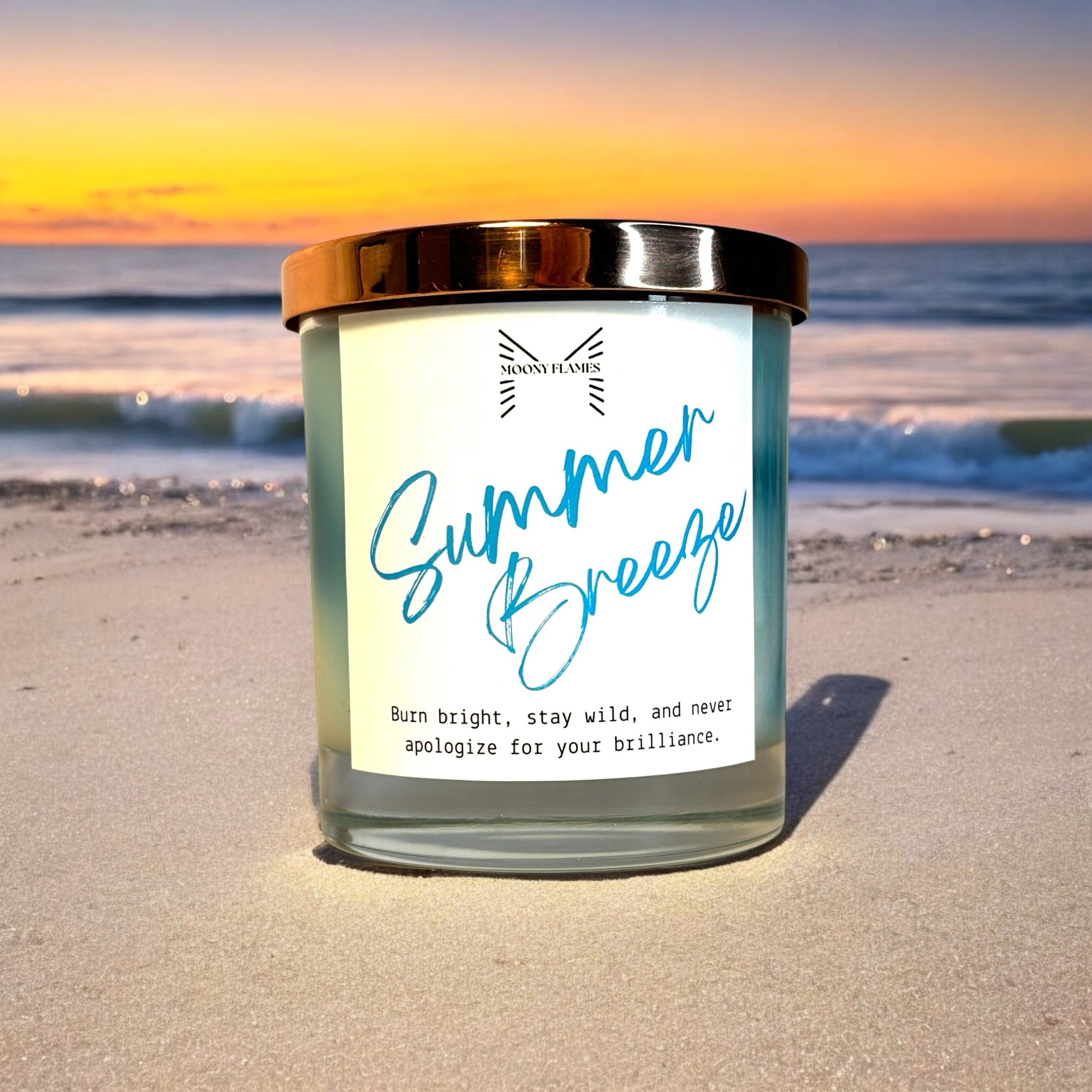 Summer Breeze handgjort doftljus med marmorerad design, veganskt och svenskt växtbaserat vax från Moony Flames, frisk och luftig doftupplevelse, på stranden med havet i bakgrunden.