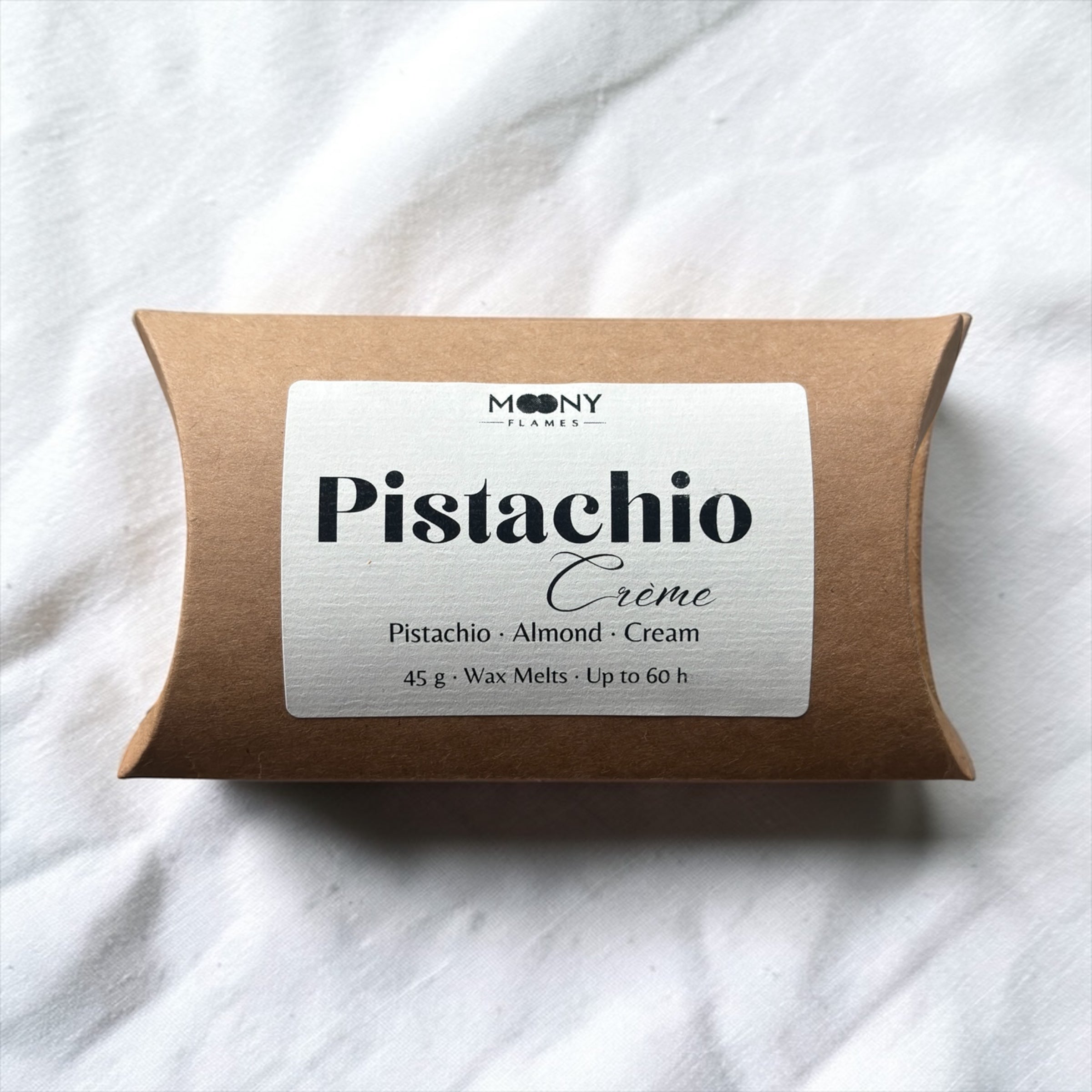 Moony Flames Pistachio Crème botaniska doftpraliner – handgjorda wax melts med doft av pistage, mandel och krämig vanilj i förpackning.