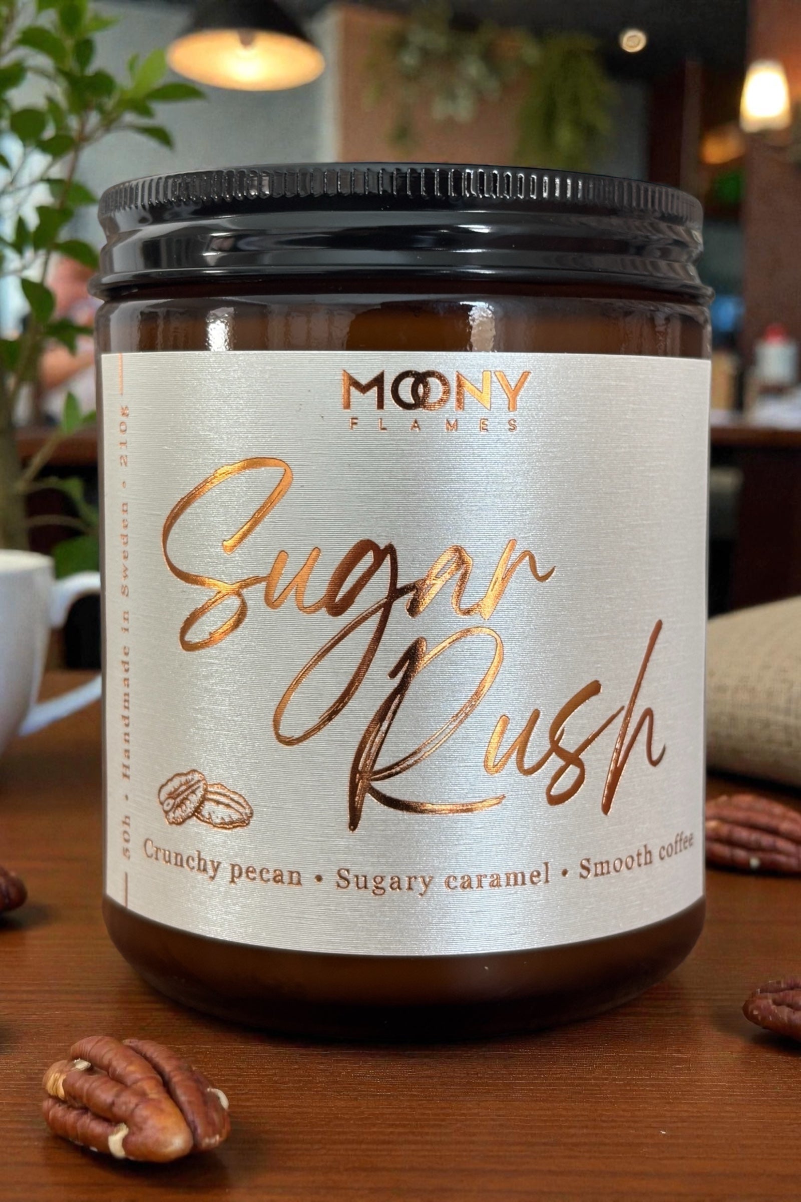 Moony Flames Sugar Rush doftljus i amberglas med doft av karamell och pekannötter i varm och mysig miljö.