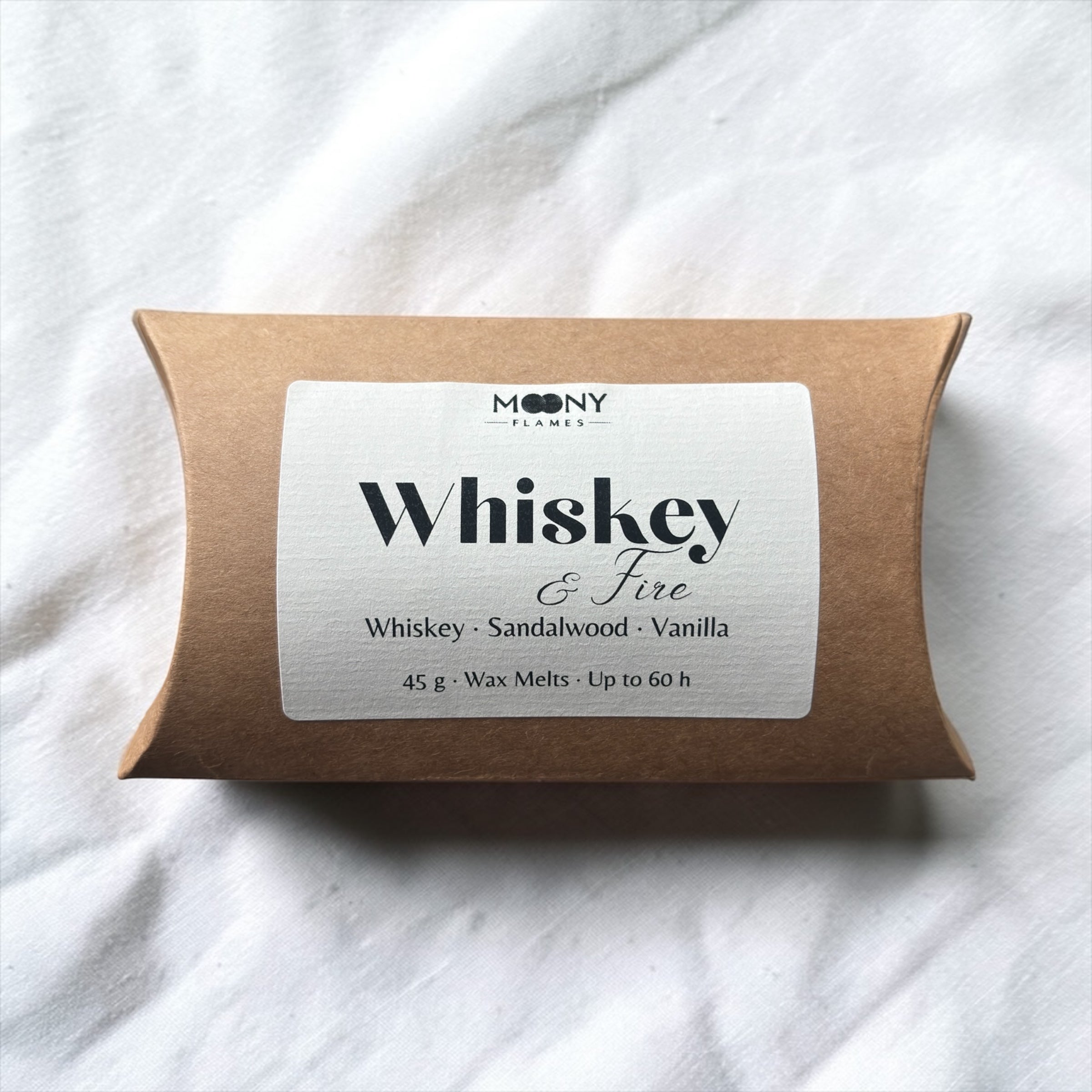 Moony Flames Whiskey & Fire doftpraliner – handgjorda doftvax och wax melts med whiskey, sandelträ och vanilj.
