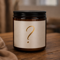 Mystery Flame överraskningsljus från Moony Flames med hemlig doft, handgjort i Småland av veganskt sojavax och etikett med frågetecken.