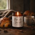 Tänt Pain Au Chocolat doftljus från Moony Flames inspirerat av nybakade chokladcroissanter, långsamma frukostar och ett hem fyllt av värme, doft och vardagslyx.