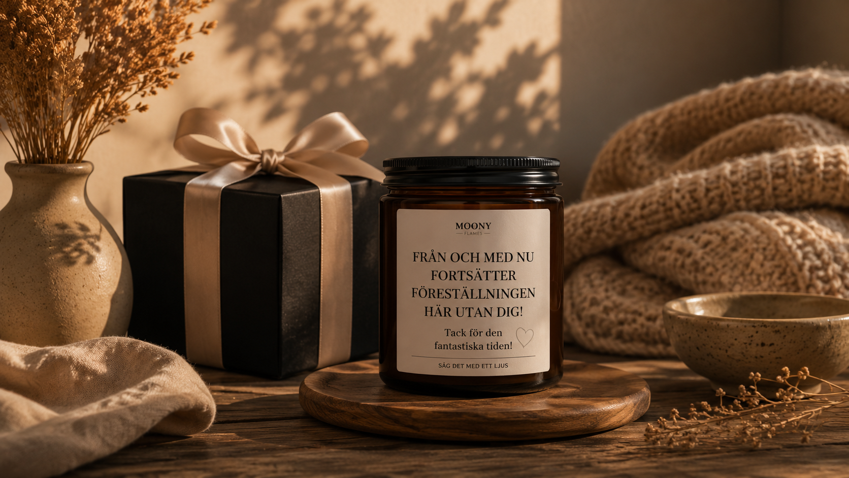 Handgjort personligt doftljus med egen text och presentförpackning från Moony Flames i varm skandinavisk miljö med rustika detaljer och mjukt ljus.