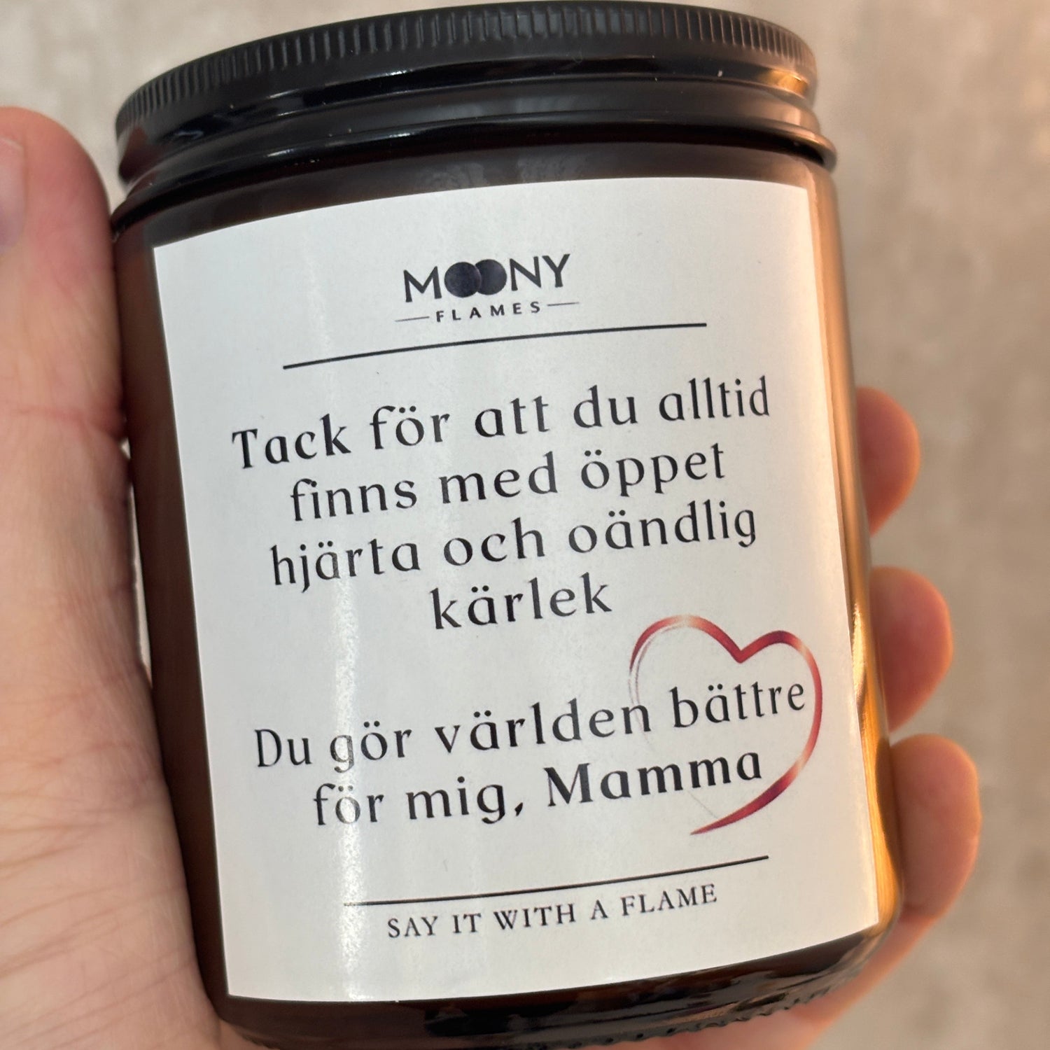 Personligt doftljus med text till mamma – handgjord present från Moony Flames