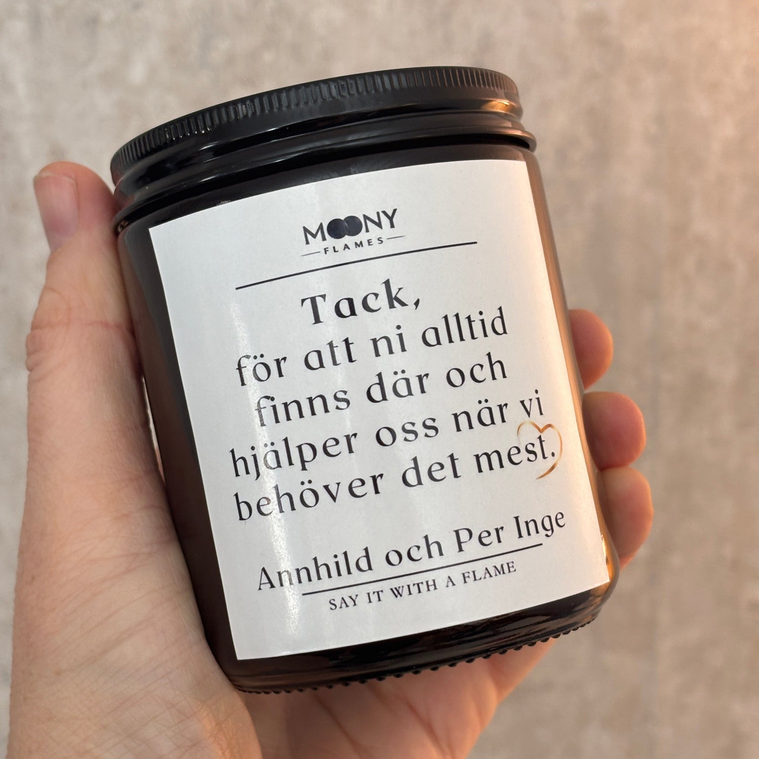 Personligt doftljus med tacktext – handgjord present med egen text från Moony Flames