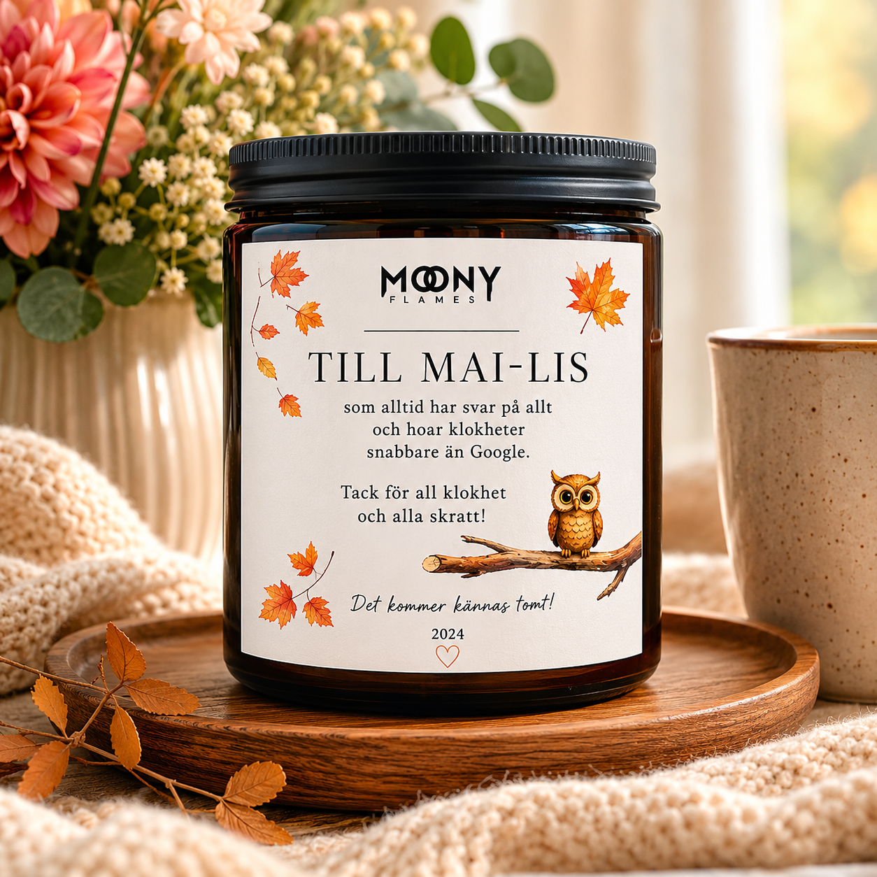 Personligt doftljus med egen text och motiv. Handgjord personlig present, pensionspresent eller avskedspresent från Moony Flames i Småland, Sverige.
Om bilden används på produkten "Personligt ljus"