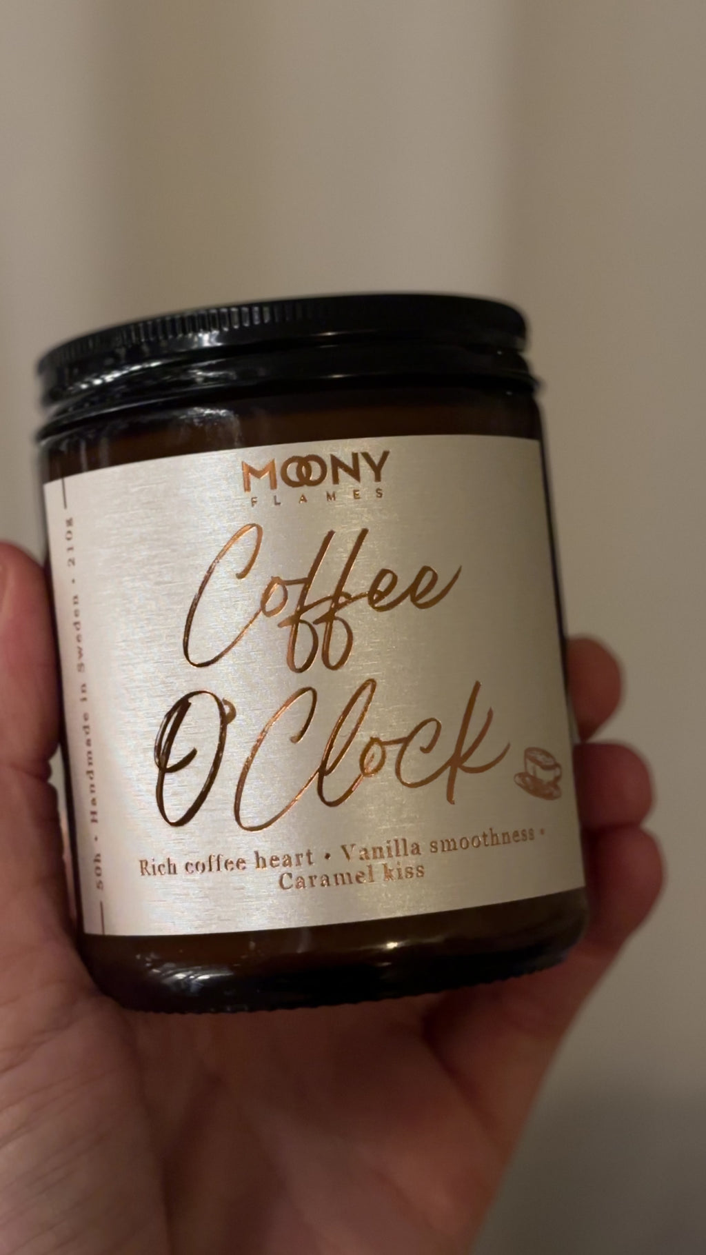 Video som visar doftljuset Coffee O’Clock från Moony Flames i amberglas, med varm belysning och lugn, stämningsfull bakgrund.