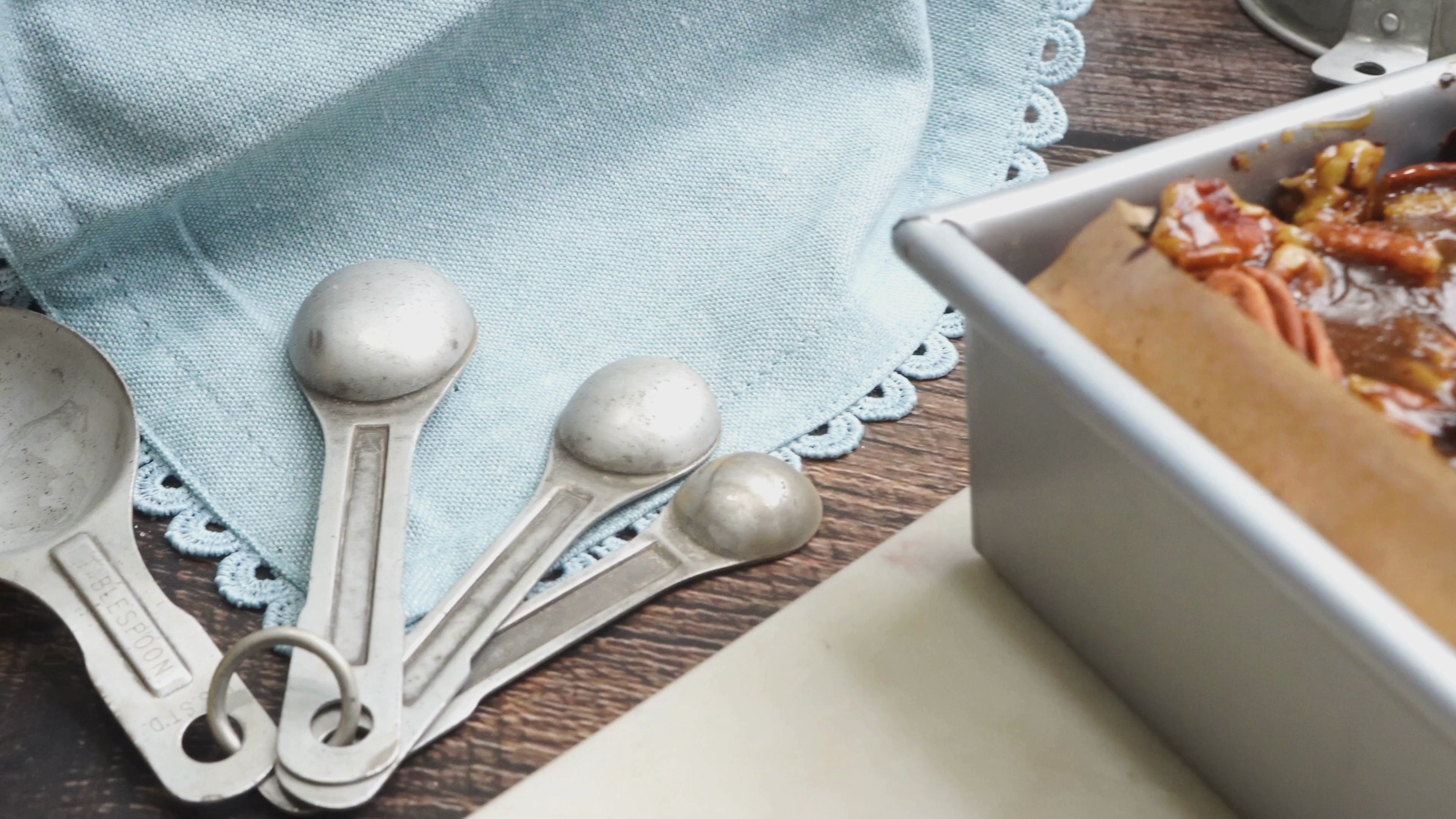 Fikastämning med nybakad pekannötspaj och handgjort Sugar Rush doftljus från Sverige.