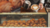 Video av barista som serverar kaffe tillsammans med nybakade pain au chocolat på ett franskt café – inspirerat av doften i doftljuset Pain Au Chocolat från Moony Flames.
