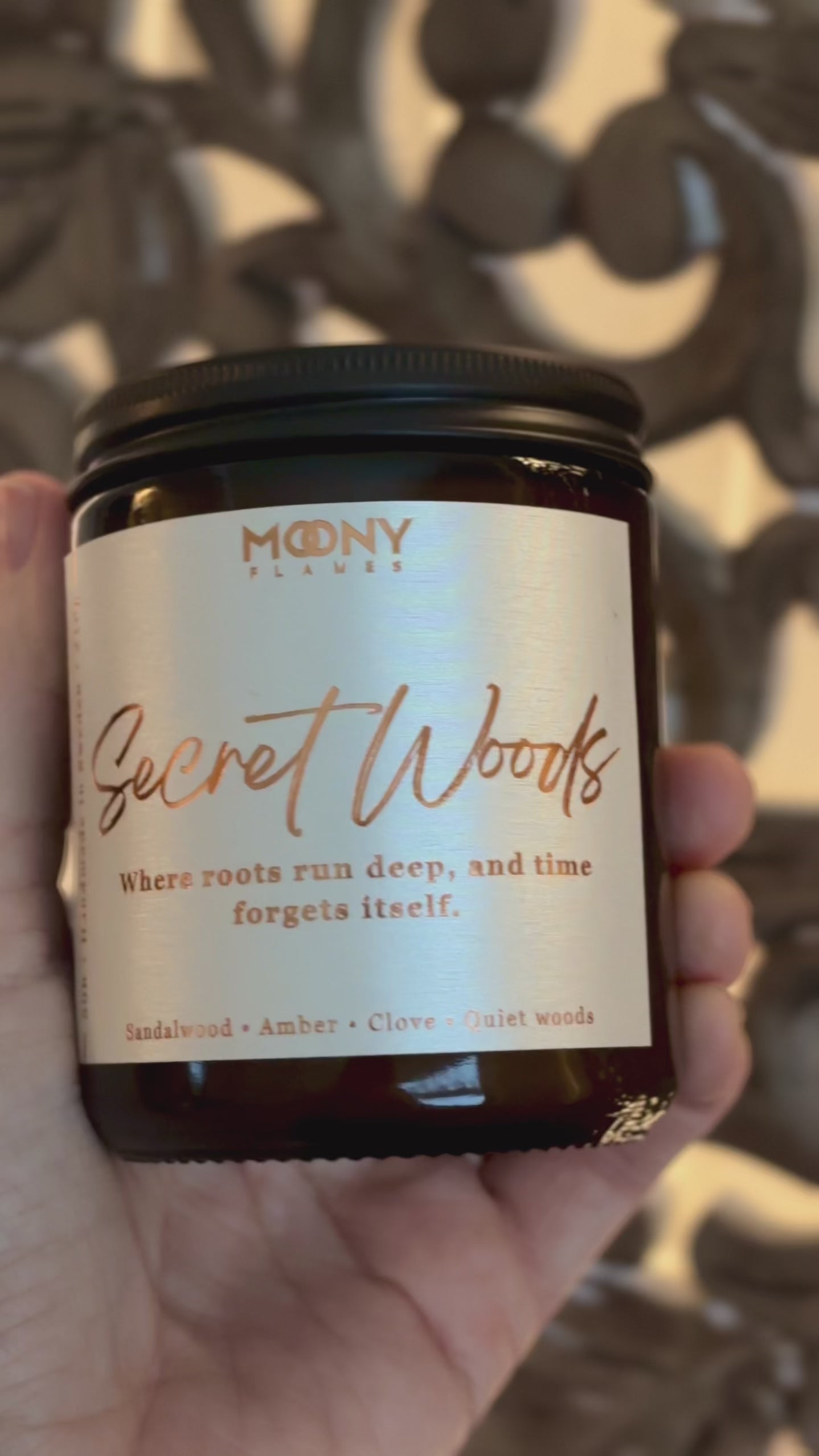Video som visar doftljuset Secret Woods från Moony Flames i stämningsfull miljö med lugna, naturliga toner.
