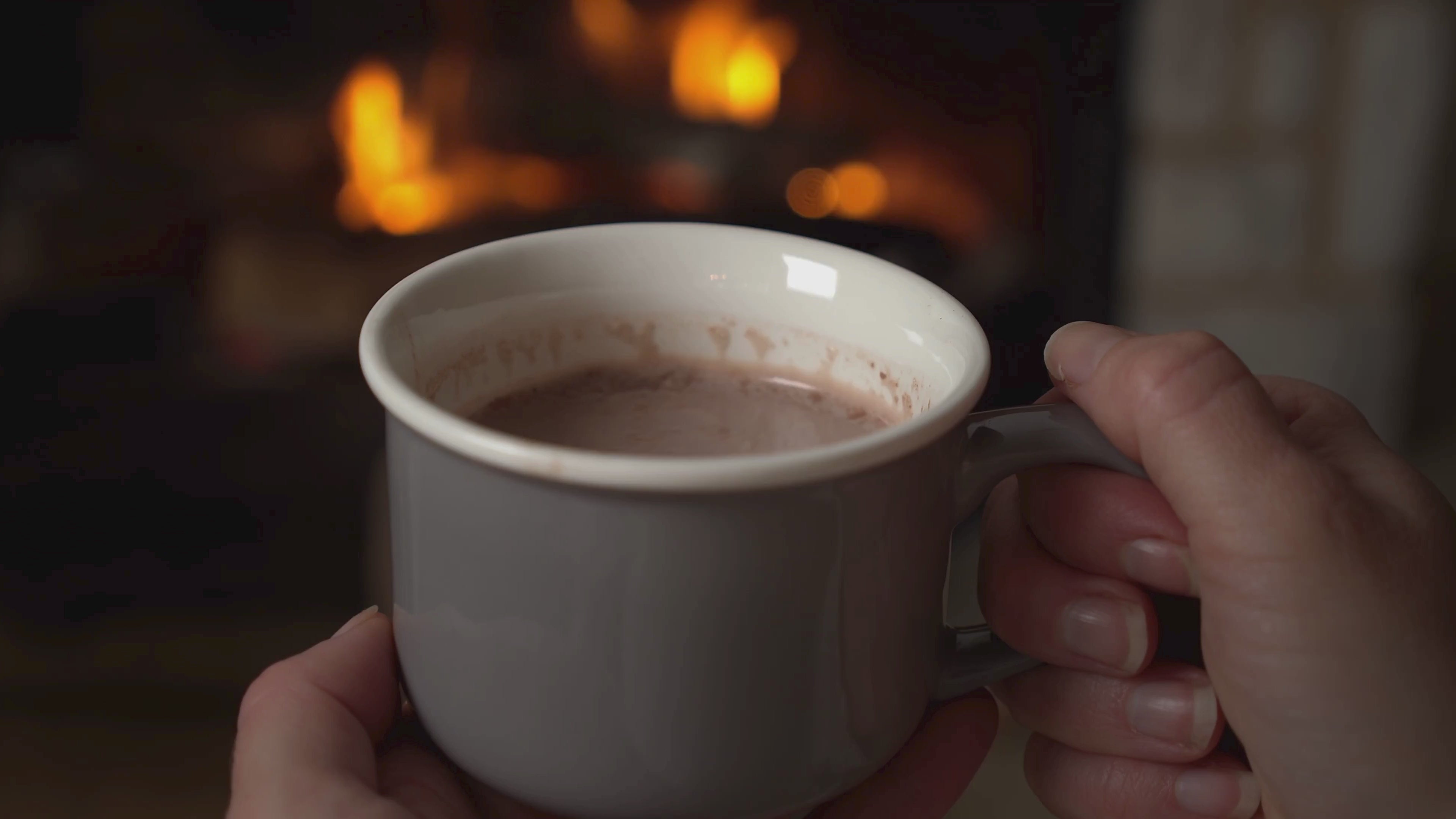 Varm kopp framför en brasa en lugn kväll – moment inspirerat av Evening Mood wax melts från Moony Flames.