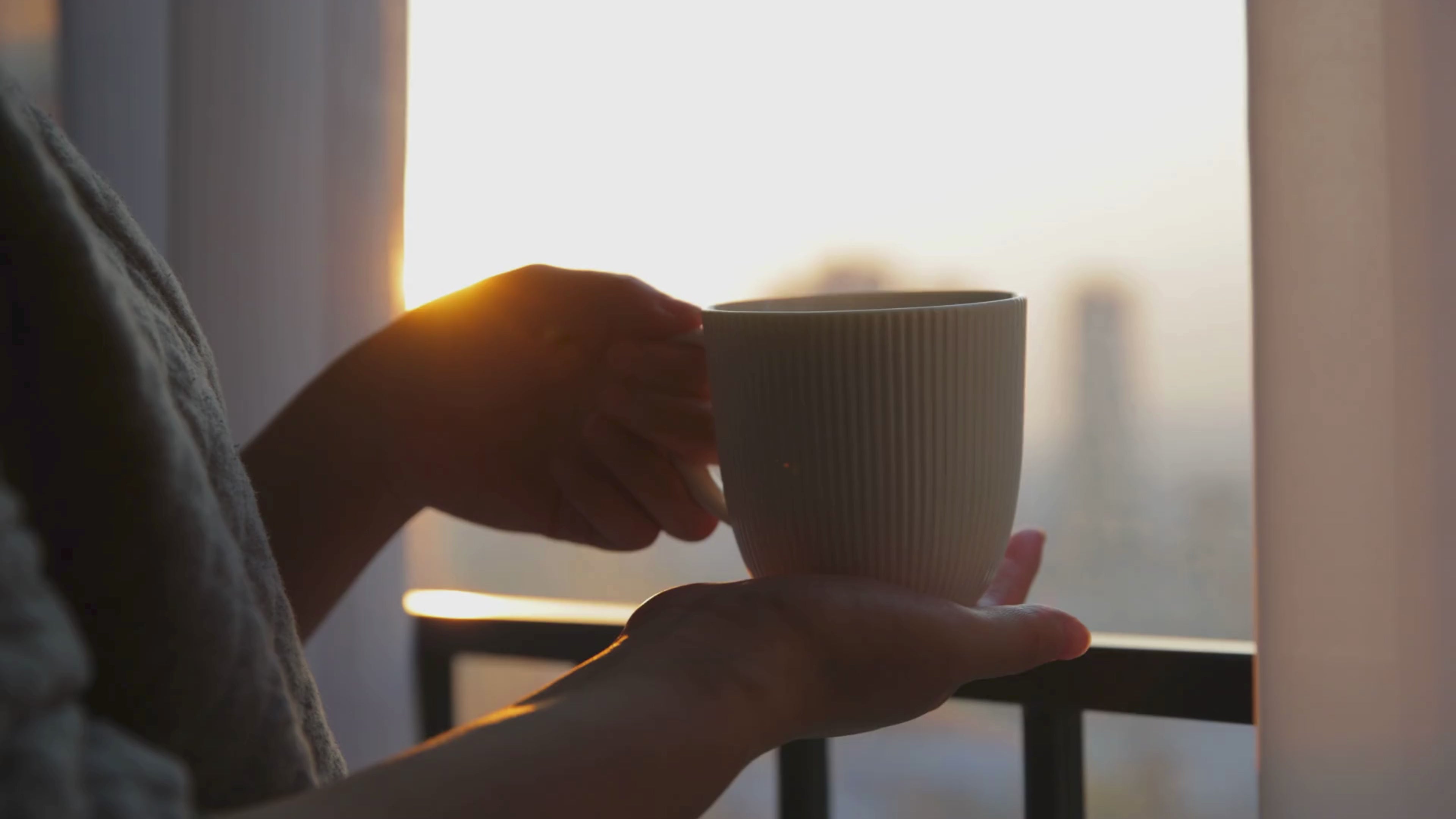 Morgonstämning med kaffekopp vid öppet fönster och Coffee O’Clock doftljus – handgjort doftljus från Sverige för lugna kaffeögonblick.