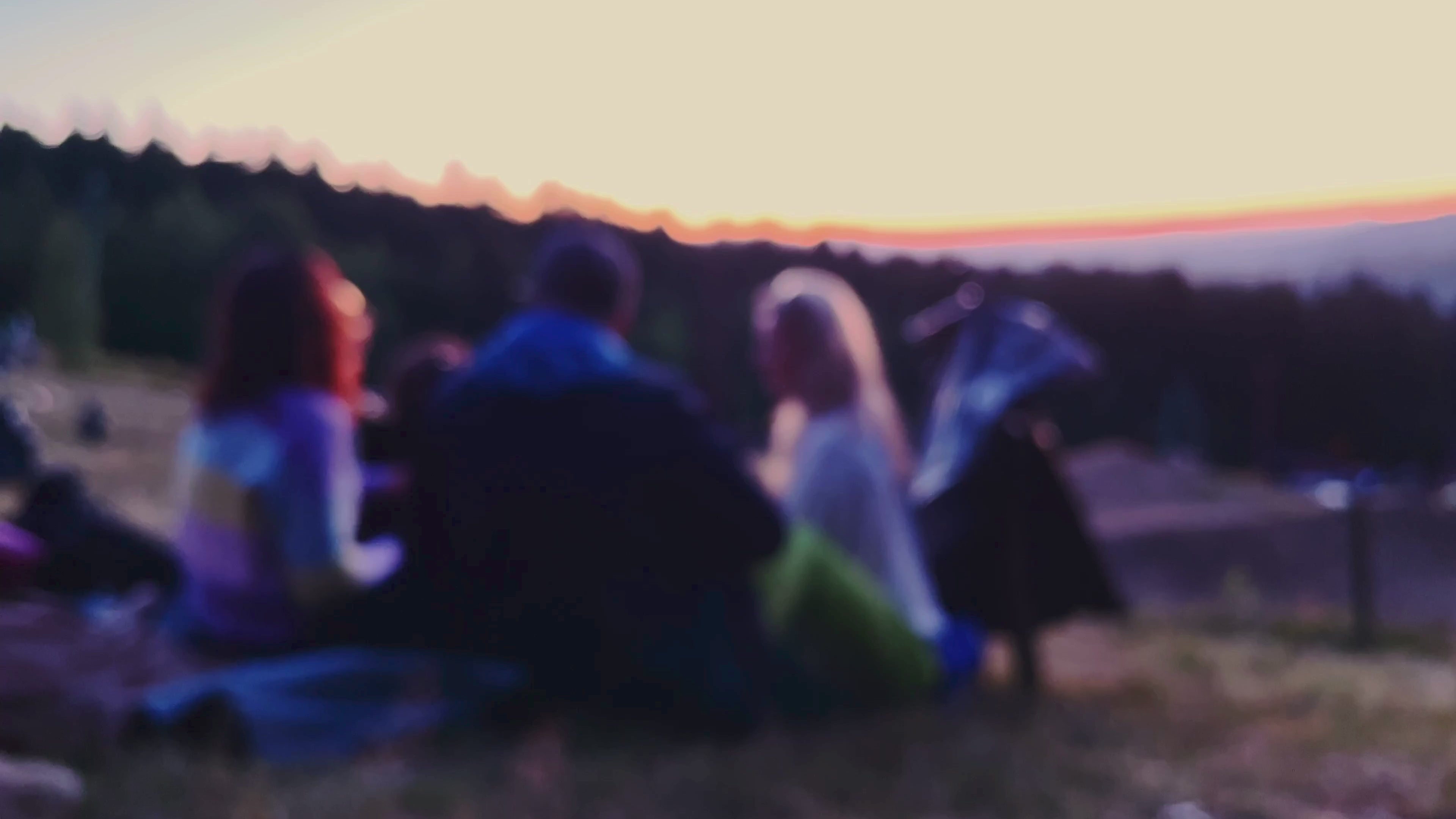 Stämningsfull video med vänner vid havet en varm sommarkväll, inspirerad av känslan bakom doftljuset Under the Lemon Trees.