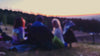 Stämningsfull video med vänner vid havet en varm sommarkväll, inspirerad av känslan bakom doftljuset Under the Lemon Trees.