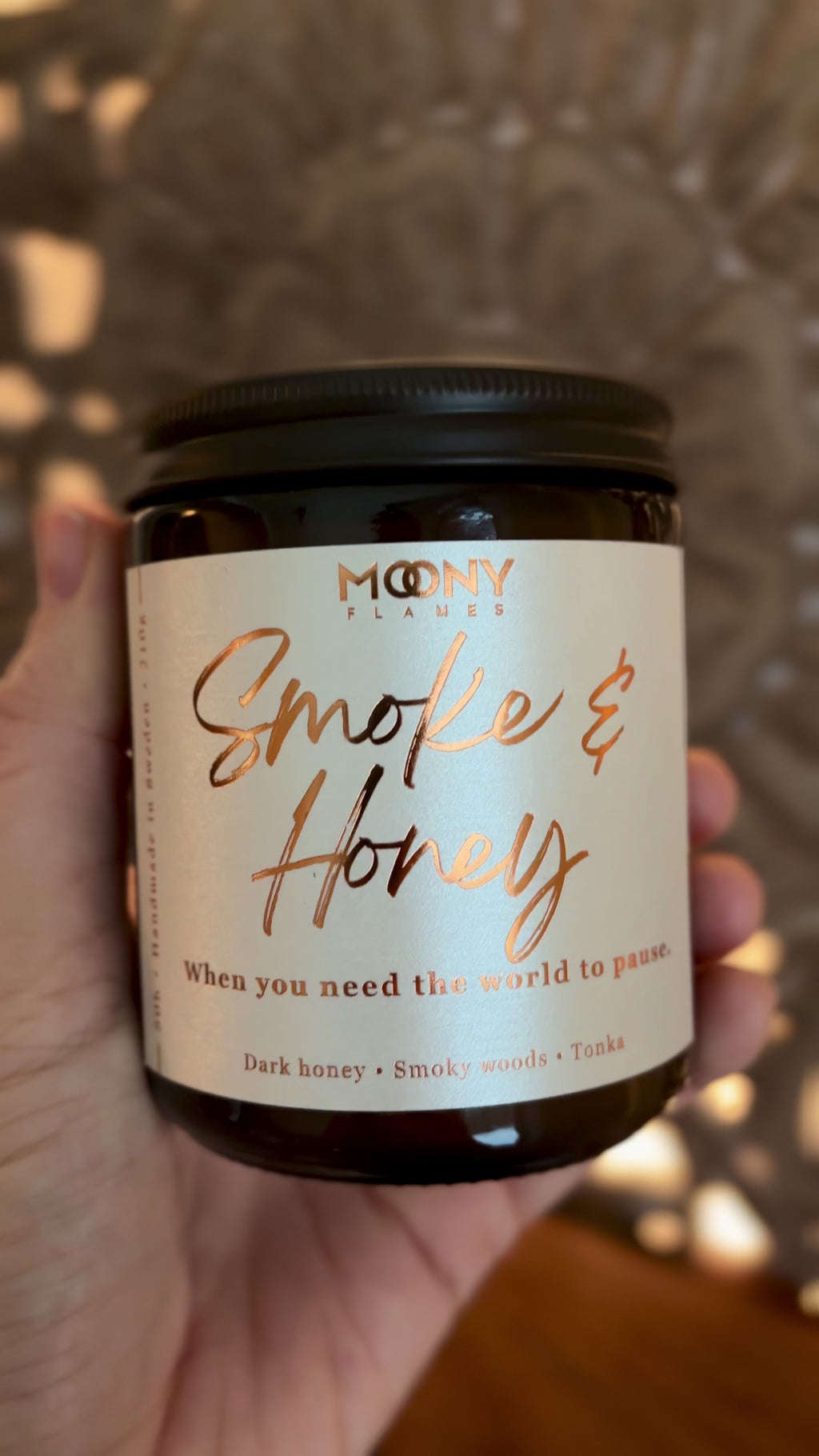 Video som visar doftljuset Smoke & Honey från Moony Flames i varm, stämningsfull miljö med rökiga och mjukt söta toner.