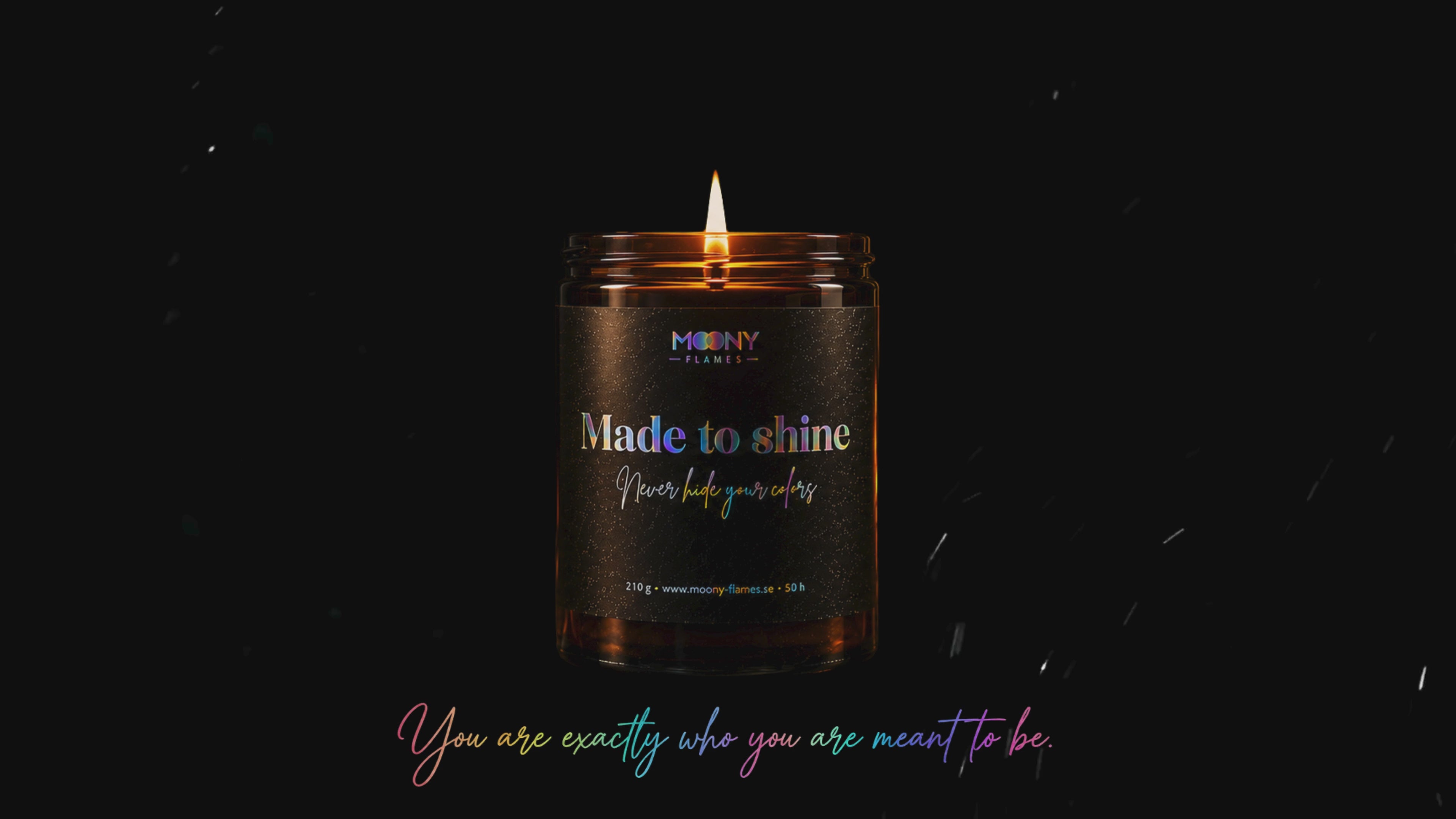 Made to Shine – handgjort Pride-doftljus med sandelträ, amber och vanilj från Moony Flames. Tänt ljus med holografisk etikett och glittrande mörk bakgrund.