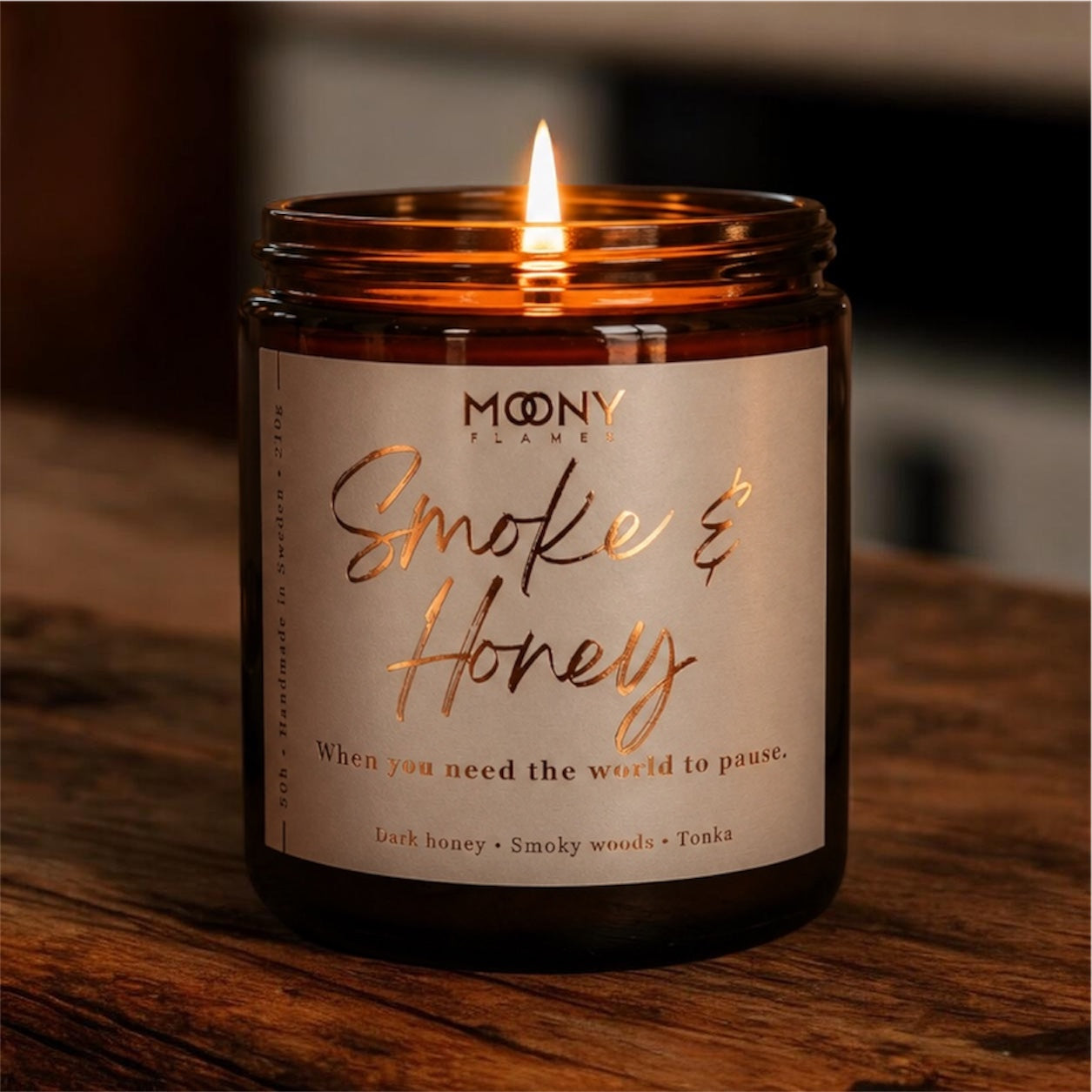 Närbild på Smoke & Honey handgjort doftljus från Moony Flames med exklusiv etikett och kopparfolie som speglar doftens varma och sofistikerade karaktär.