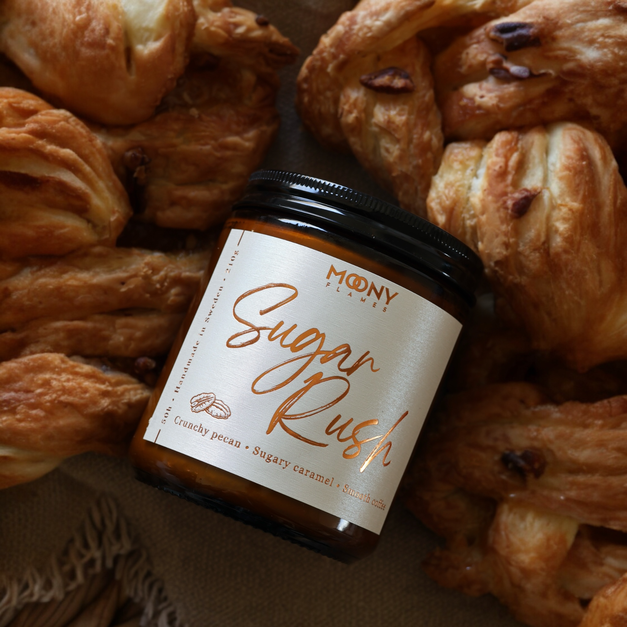Handgjort doftljus från Sverige – Sugar Rush med söt och varm doft av karamell, pecan och kaffe, omgiven av bakverk för en mysig och inbjudande känsla