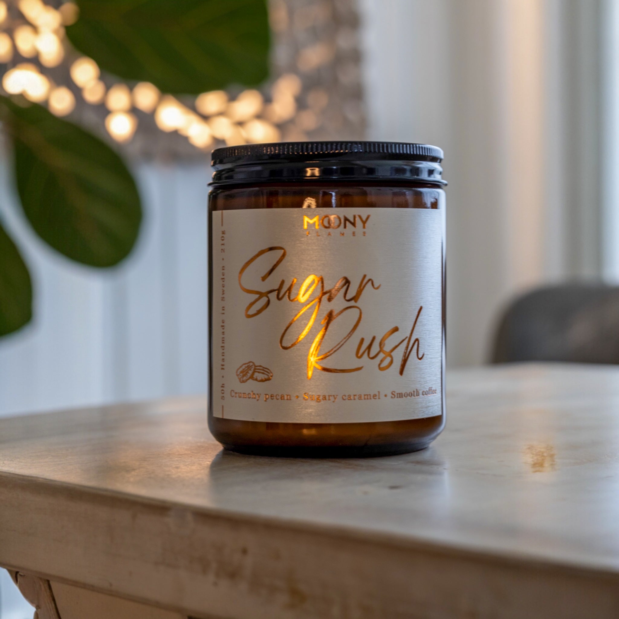 Handgjort doftljus från Sverige – Sugar Rush med söt och varm doft av karamell, pecan och kaffe, ett mysigt doftljus med lugn och harmonisk känsla