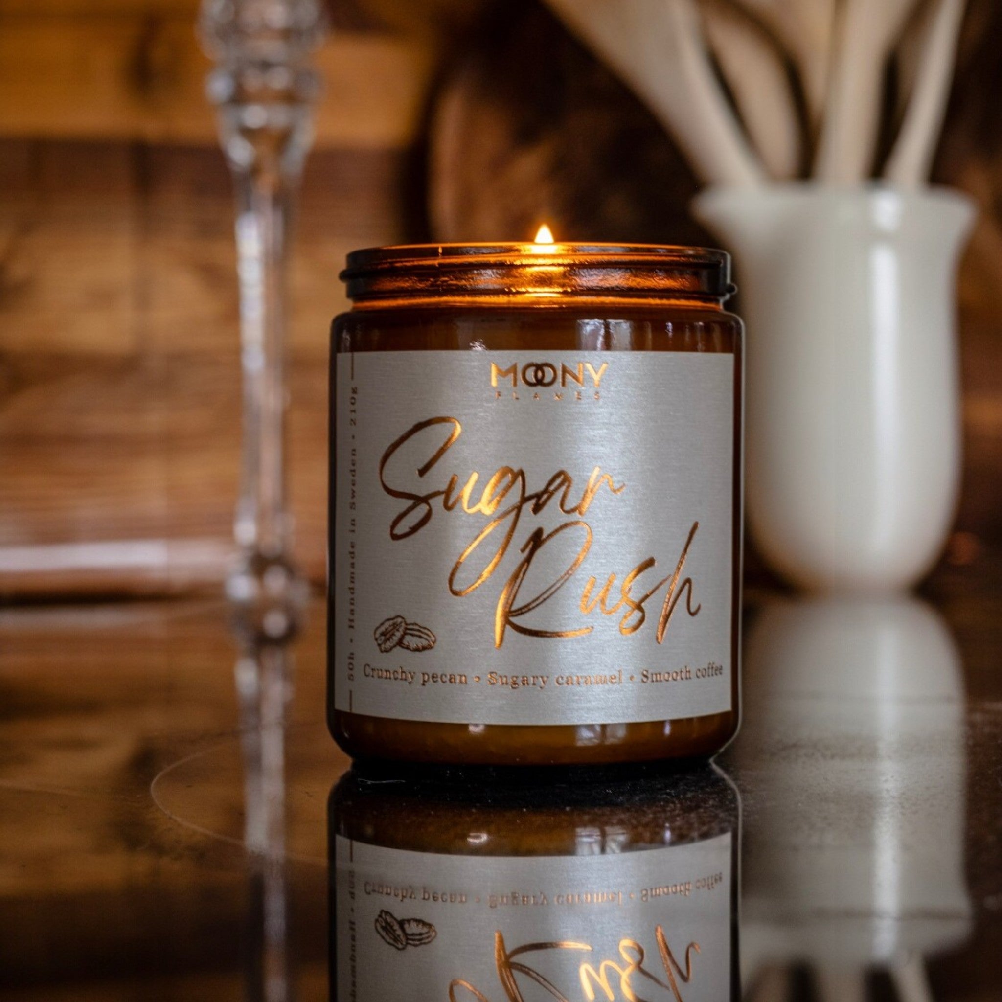 Handgjort doftljus från Sverige – Sugar Rush med varm och söt doft av karamell, pecan och kaffe, ett mysigt doftljus för lugna och ombonade stunder