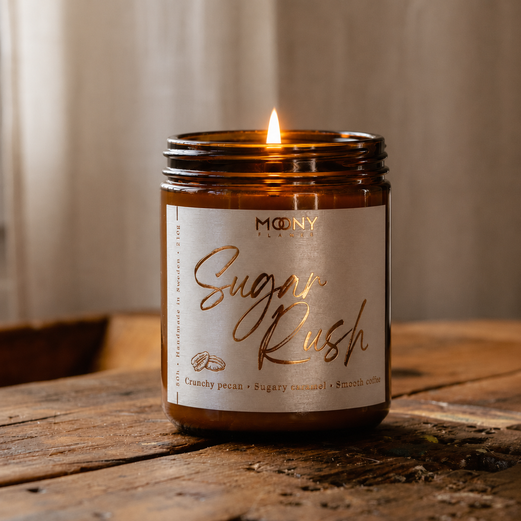 Handgjort Sugar Rush doftljus från Moony Flames med toner av pekannöt, karamell och kaffe. Ett varmt gourmanddoftljus i amberglas.