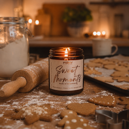 Sweet Moments handgjort doftljus från Moony Flames tillsammans med nybakade pepparkakor, inspirerat av julens dofter och tillverkat i Småland av svenskt sojavax.
